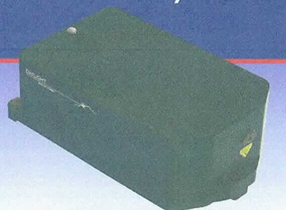Lasersystem, im Wesentlichen bestehend aus einem bis zu fünf abstimmbaren Quantenkaskadenlasermodulen (gepulst oder Dauerstrich) und einem Controller in einem Gehäuse (Abmessungen: 45,5 x 24,9 x 16,0 cm) mit einem USB-2.0-Anschluss, bei Dauerstrichmodulen mit Wasserkühlung (Abbildung siehe Anlage).
Der Laser dient zur Generierung eines Laserstrahls im mittleren Infrarotbereich (MIR) mit einer Wellenlänge von 3 bis 13 µm (je nach Modell) in verschiedenen Anwendungsbereichen, z. B. Spektroskopie, Mikroskopie, Fremdstoff-Erkennung.

äußere Form: siehe Abbildung in der Anlage

Die Ware wird als "Laser, ausgenommen Laserdioden" eingereiht.