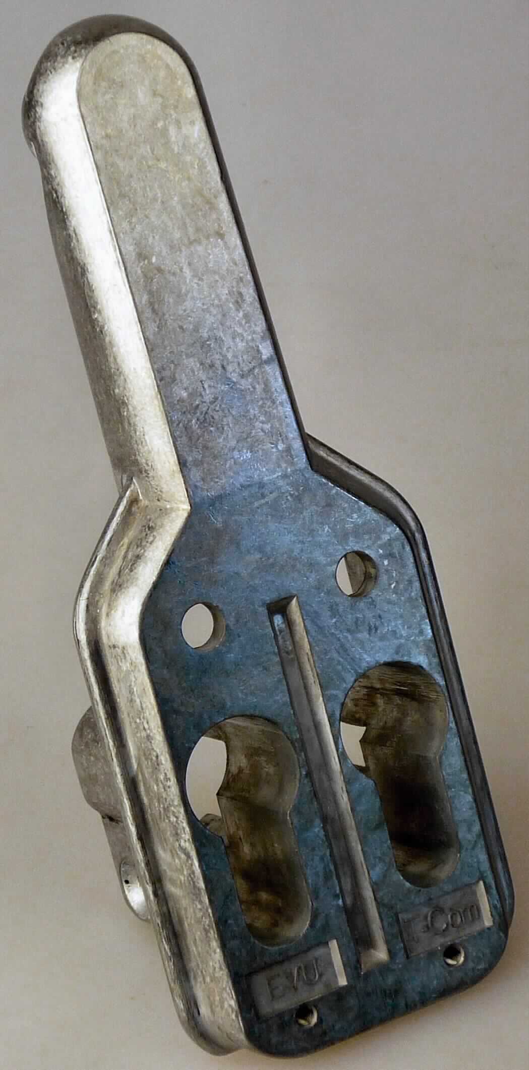 Es handelt sich um vollständig aus Zinkdruckguss gefertigte Erzeugnisse, i. W. bestehend aus einem nahezu rechteckigen, mit spezifischen Aussparungen und passgenauen Aufnahmevorrichtungen für zwei Schließzylinder versehenen Gehäuse, das am oberen Ende zu einem länglichen Griffstück ausgeformt ist. 
Die Erzeugnisse sind zum Einbau in Türen von Netzwerkschränken bestimmt und dienen zur Aufnahme von zwei Zylinderschlössern. 
- Antragstellerangaben -
Abmessungen (L x max. B x max. T): etwa 150 x 55 x 40 mm.

Abbildung siehe Anlage.

Derartige Erzeugnisse gehören als "andere Teile aus unedlen Metallen von Schlössern (zum Schließen mit Schlüssel) aus unedlen Metallen" zum TARIC-Code 8301 6000 90.