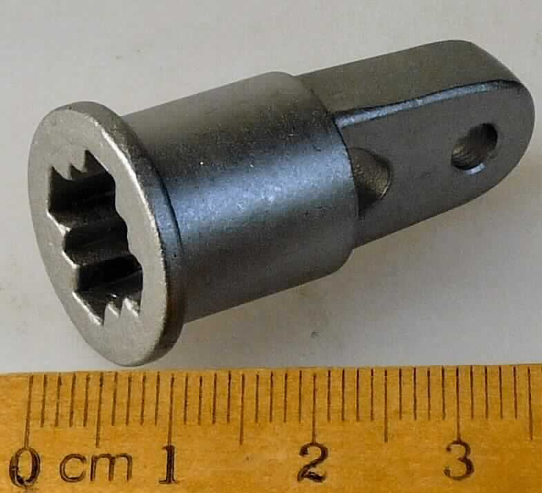 Es handelt sich um vollständig aus unedlem Metall gefertigte, entsprechend ihrer Verwendung geformte und abgestufte Erzeugnisse, die an einem Ende mit einer nahezu kreuzförmigen, mehrfach abgestuften Aussparung versehen sind und an dem anderen Ende eine kreisrunde und eine nahezu dreieckige Lochung aufweisen.
Die Erzeugnisse werden in sog. Schwenkgriffdoppelzylinder-Schlösser (nicht Gegenstand dieser vZTA) eingesetzt, die zum Schließen mit Schlüsseln bestimmt sind.
- Antragstellerangaben -
Maximale Abmessungen (Länge x Breite): etwa 37 x 19,8 mm.

Abbildung siehe Anlage.

Derartige Erzeugnisse gehören als "andere Teile aus unedlen Metallen von Schlössern (zum Schließen mit Schlüsseln) aus unedlen Metallen" zum TARIC-Code 8301 6000 90.