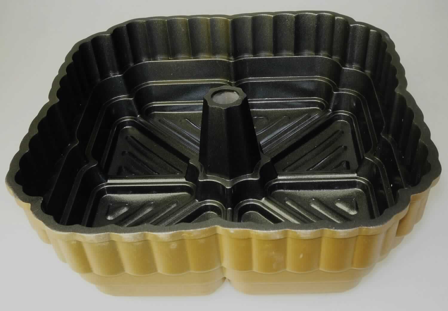 Es handelt sich um aus Aluminiumguss gefertigte, nahezu quadratische Kuchenformen mit einer Seitenlänge von etwa 21,5 cm und einer Höhe von etwa 7,5 cm. Der Boden der Erzeugnisse ist mit Vertiefungen ausgestattet und ragt mittig kegelstumpfförmig auf. Die Erzeugnisse sind innen mit einer Antihaftbeschichtung versehen, außen beschichtet und zur Verwendung in der Küche zum Backen von Kuchen bestimmt. Die Kuchenformen sind in einem Bundkarton verpackt.
- Antragstellerangaben - 

Abbildung siehe Anlage.

Derartige Erzeugnisse gehören als "Haushaltsartikel aus Aluminium, gegossen" zur Codenummer 7615 1010 90 0 des Zolltarifs.
