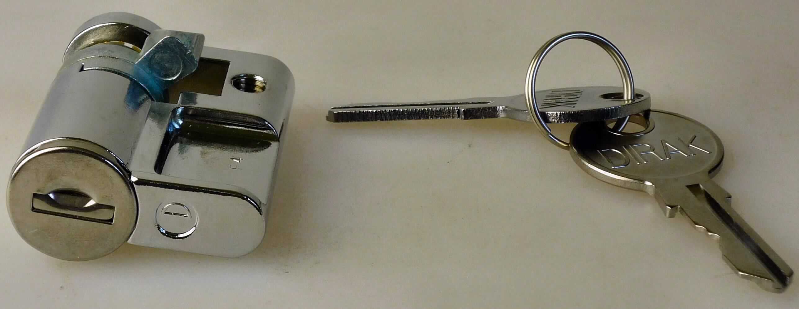 Es handelt sich um vollständig aus unedlen Metallen gefertigte Schließzylinder (Halbzylinder) mit einem mittels Schlüssel zu betätigenden Schließmechanismus.
Die Erzeugnisse sind Bestandteil eines sog. Schwenkhebelverschlusses (nicht Gegenstand dieser vZTA), dienen zum Sichern von z. B. Schränken und sind gemeinsam mit zwei, an einem Schlüsselring befestigten Schlüsseln verpackt.
- Antragstellerangaben -

Abbildung siehe Anlage.

Derartige Erzeugnisse gehören als "andere Teile aus unedlen Metallen von Schlössern (zum Schließen mit Schlüssel) aus unedlen Metallen" zum TARIC-Code 8301 6000 90.