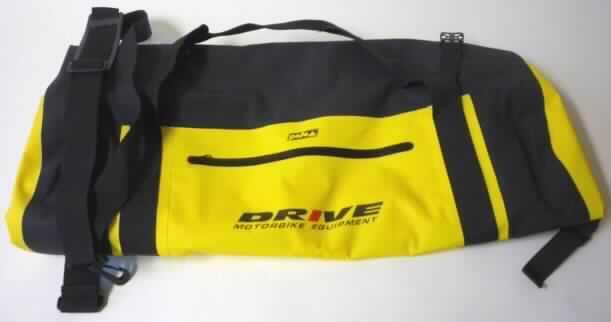 Anderes Behältnis, sog. Drive "Yellow Line" Rolle (65 Ltr.), Art.-Nr. 70240101130, siehe Foto, 
- mit einer Außenseite aus Kunststofffolien (mit bloßem Auge wahrnehmbar), 
- - auf einer Unterlage aus Gewebe aus Spinnstoffen, 
- mit einem abnehmbaren, verstellbaren Schultertragegurt, 
- mit zwei stabilen, angenähten Tragegriffen (die sich mittels einem Klettgurt verbinden 
  lassen), 
- an einer Längseite mit einem Reißverschlussfach ausgestattet, 
- mit einem sog. Rollverschluss, dazu wird der obere Rand mehrmals umgeschlagen und mit 
  vier angenähten Schnallenverschlüssen verschlossen, 
- ohne Inneneinteilung, 
- dient dem wassergeschützten Transport von Gegenständen, 
- mit den Abmessungen (offen) von ca. 60 (H) x 58 (B) x 30 (T) cm.