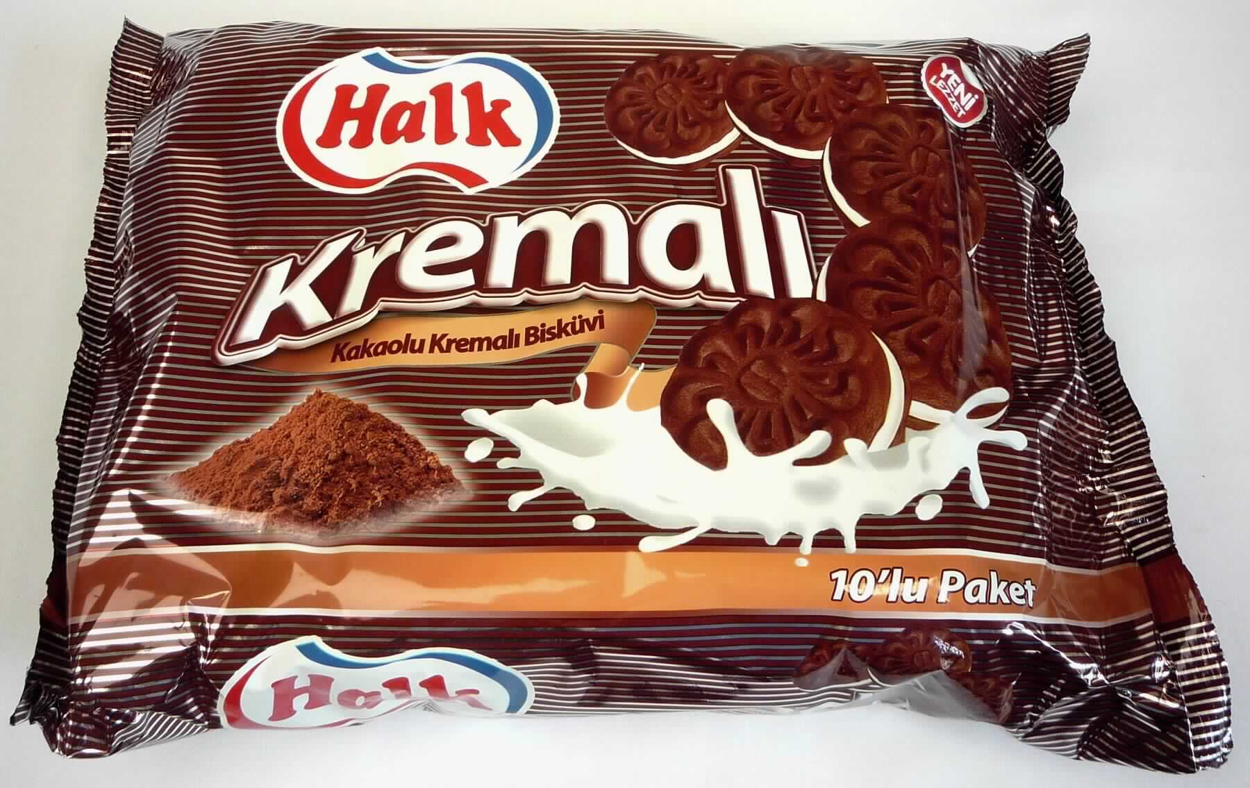 Kakao-Doppelkekse

Antragsangaben:
6838-3 Halk Kremali Kakao-Doppelkekse mit Cremefüllung 500 g

Beschreibung des vorgelegten Warenmusters:
Braune, runde Doppelkekse, beidseitig blütenartig geprägt (in der Mitte mit dem Buchstaben H), gefüllt mit weißer Fettcreme, nach kakaohaltigem Mürbegebäck, süß, etwas fettig und leicht salzig schmeckend; 10 einzeln in Klarsichtfolie verschweißte Keksrollen mit jeweils 10 Stück sind original verpackt in einer bunt bedruckten Schlauchfolie; der Aufdruck (in türkischer, englischer, deutscher und weiteren Sprachen) enthält den Handelsnamen (siehe Feld 8), Angaben zum Erzeugnis ("Kakao-Doppelkekse mit Cremefüllung; 500 g; 10 Packungen") und zu den Zutaten (siehe Feld 8).

Wassergehalt im Keksanteil: 12 GHT oder weniger (nach der Produktbeschaffenheit)
Fettgehalt im Keksanteil: 35 GHT oder weniger (nach der Produktbeschaffenheit)
Stärke/Glucose*: 25 bis weniger als 50 GHT
Saccharose/Invertzucker/Isoglucose**: 5 bis weniger als 30 GHT
Milchfett***: weniger als 1,5 GHT 
Milchprotein***: weniger als 2,5 GHT 

*: festgestellt gemäß VO (EG) 900/2008, VO (EU) 118/2010 
**: festgestellt gemäß VO (EG) 900/2008
***: berechnet aus den Analysedaten in Verbindung mit der Zutatenliste

Backware, Kekse gesüßt, ohne kakaohaltigen Überzug, mit einem Gehalt an Milchfett von weniger als 8 GHT, 
Doppelkekse mit Füllung