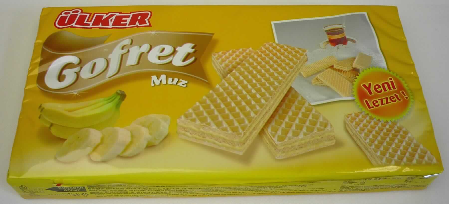 Waffeln mit Creme

Antragsangaben:
404-1 Ülker Gofret Creme-Waffeln mit Bananenaroma, 220 g

Beschreibung des vorgelegten Warenmusters:
Beigebraune Waffeln (ca. 11,1 cm x 2,6 cm x 1,0 cm) mit gelber Cremefüllung, nach süßen Waffeln mit Bananencreme schmeckend; original verpackt in bunt bedruckter Plastikfolie; der Aufdruck (in türkischer, 
englischer, deutscher, französischer und arabischer Sprache) enthält den Handelsnamen (siehe Feld 8), 
Angaben zum Erzeugnis ("Waffeln mit Bananencreme; 220 g") und zu den Zutaten (siehe Feld 8).
 
Wassergehalt: 10 GHT oder weniger (nach Warenbeschaffenheit)
Stärke/Glucose*: 25 bis weniger als 50 GHT
Saccharose/Invertzucker/Isoglucose**: 5 bis weniger als 30 GHT
Milchfett***: weniger als 1,5 GHT
Milchprotein***: weniger als 2,5 GHT

*: festgestellt gemäß VO (EG) 900/2008, VO (EU) 118/2010
**: festgestellt gemäß VO (EG) 900/2008
***: abgeleitet aus den Analysedaten in Verbindung mit der Zutatenliste

Backware, Waffel mit einem Wassergehalt von 10 GHT oder weniger, nicht mit Schokolade oder kakaohaltigen Überzugsmassen überzogen oder bedeckt, nicht gesalzen
