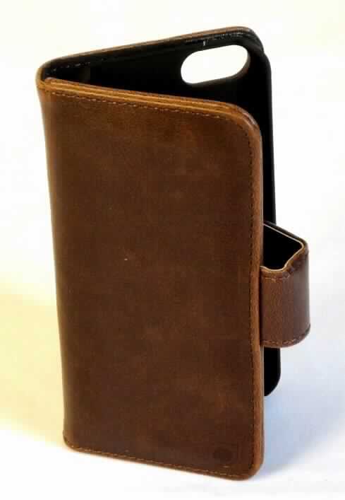 Etuiähnliches Behältnis, sog. Klapptasche "WalletCase", Foto siehe Anlage,
- mit einer Außenseite aus Leder (lt. Antrag),
- aufklappbar, mit einer Überschlagklappe mit integriertem Magnetverschluss,
- auf der Innenseite der Überschlagklappe mit mehreren Einsteckfächern ausgestattet,
- innen mit einer Schale aus formgepresstem Kunststoff als Halterung für ein Mobiltelefon ausgestattet, die an einer
  Schmalseite die Außenseite bildet; mit speziellen Aussparungen u.a. für Kameralinse und Lautsprecher,
- in den Abmessungen von ca. 7 x 13 x 1,5 cm,
- ohne Hinweise auf Handarbeit,
- dient dem Transport und der Aufbewahrung eines Mobiltelefons,
- verpackt in einer handelsüblichen Verkaufsumschließung.

"Ähnliches Behältnis, anderes als in den Unterpositionen 4202 1110 bis 4202 3900 genannte, mit Außenseite 
 aus Leder, anderes als in den Unterpositionen 4202 9110 genannte, nicht handgearbeitet"