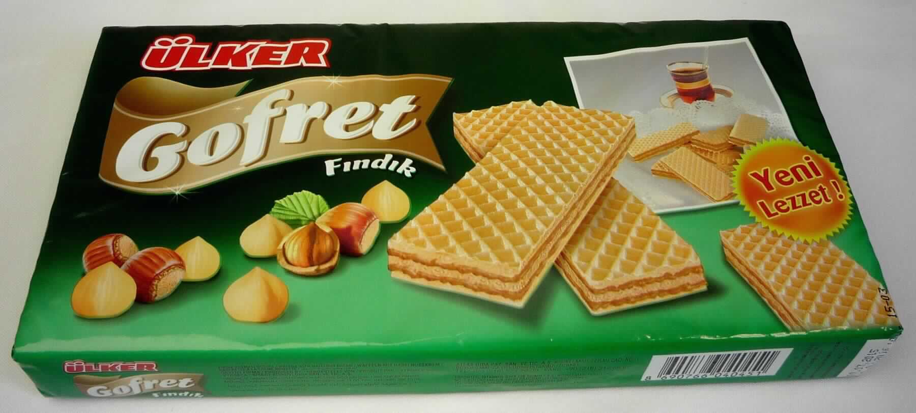 Waffeln mit Creme

Antragsangaben:
404-5 Ülker Gofret Waffeln mit Haselnusscreme, 220 g

Beschreibung des vorgelegten Warenmusters:
Beigebraune Waffeln (ca. 11,1 cm x 2,6 cm x 1,0 cm) mit hellbrauner Cremefüllung, nach süßen Waffeln mit Haselnusscreme schmeckend; original verpackt in bunt bedruckter Plastikfolie; der Aufdruck (in türkischer, englischer, deutscher, französischer und arabischer Sprache) enthält den Handelsnamen (siehe Feld 8), 
Angaben zum Erzeugnis ("Waffeln mit Haselnusscreme; 220 g") und zu den Zutaten (siehe Feld 8).
 
Wassergehalt: 10 GHT oder weniger (nach Warenbeschaffenheit)
Stärke/Glucose*: 25 bis weniger als 50 GHT
Saccharose/Invertzucker/Isoglucose**: 5 bis weniger als 30 GHT
Milchfett***: weniger als 1,5 GHT
Milchprotein***: weniger als 2,5 GHT

*: festgestellt gemäß VO (EG) 900/2008, VO (EU) 118/2010
**: festgestellt gemäß VO (EG) 900/2008
***: abgeleitet aus den Analysedaten in Verbindung mit der Zutatenliste

Backware, Waffel mit einem Wassergehalt von 10 GHT oder weniger, nicht mit Schokolade oder kakaohaltigen Überzugsmassen überzogen oder bedeckt, nicht gesalzen