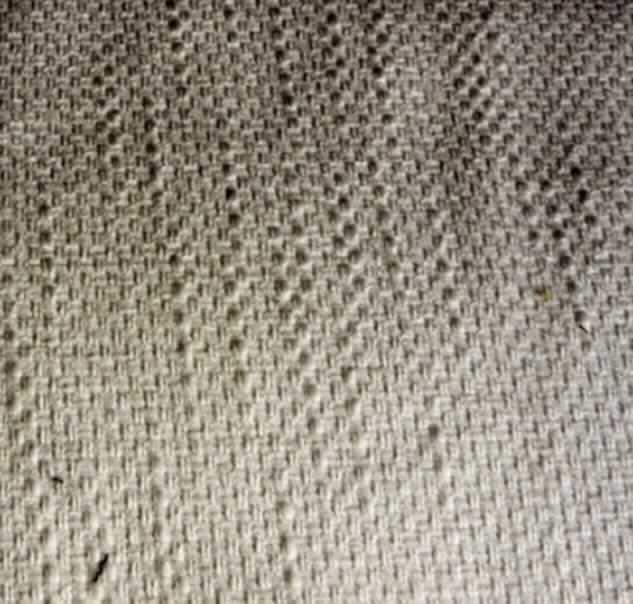 Gewebe, Artikelname: Linum, Artikelnummer: 201, Foto siehe Anlage,
- als Meterware,
- mit einer Breite von mehr als 30 cm,
- lt. Untersuchungsergebnis:
-- aus 53 GHT synthetischen Spinnfasern (Polyester-Spinnfasern), 2 GHT künstlichen Spinnfasern
   (lt. Antrag Viskose), 25,1 GHT Baumwolle und 19,9 GHT synthetischen Filamenten (lt. Antrag
   Polyester),
-- mit einem Quadratmetergewicht von 444 g,
-- gebleicht,
-- in Musterbindung (andere als Leinwand- oder Köperbindung),
-- in größeren Abständen mit einzelnen, eingesetzten Chenillegarnen; dadurch wird jedoch keine
   samtartige Oberfläche erzeugt (daher kein Chenillegewebe der Position 5801).

"Gewebe aus synthetischen Spinnfasern, mit einem Anteil an diesen Fasern von weniger als 85 GHT,
 hauptsächlich mit Baumwolle gemischt, mit einem Quadratmetergewicht von mehr als 170 g,
 gebleicht, andere als in den Unterpositionen 5514 1100 und 5514 1200 genannte, aus
 Polyester-Spinnfasern"