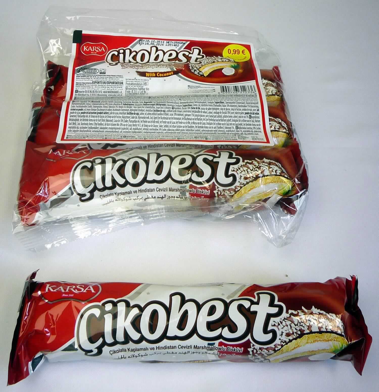 Doppelkeks mit Marshmallow

Antragsangaben:
3123-3 KARSA Cikobest Doppelkeks mit Marshmallowfüllung umhüllt von Kakao-Fettglasur und Kokosnussflocken, 
256 g

Beschreibung des vorgelegten Warenmusters:
Mit brauner Schokolade überzogene und mit Kokosnussraspeln bestreute, runde Doppelkekse (Durchmesser 
ca. 3,5 cm, Dicke ca. 1,5 cm), gefüllt mit beiger Creme, nach süßem Mürbegebäck, Schokolade, Kokosnuss 
und Marshmallow schmeckend; 4 in beschrifteter Schlauchfolie verschweißte Keksrollen à 64 g (Nenninhalt) 
sind mit einem Klebstreifen verbunden und original verpackt in einer etikettierten Klarsichtfolie; der Aufdruck (in 
Deutsch und verschiedenen Fremdsprachen), der auf den Einzelrollen und dem Etikett weitgehend identisch ist, 
enthält den Handelsnamen (siehe Feld 8), Angaben zum Erzeugnis (Doppelkeks mit Marshmallow, Schokolade 
und Kokosnuss) und zu den Zutaten (siehe Feld 8).

Wassergehalt im Keksanteil: 12 GHT oder weniger (nach der Produktbeschaffenheit)
Fettgehalt im Keksanteil: 35 GHT oder weniger (nach der Produktbeschaffenheit)
Stärke/Glucose*: 25 bis weniger als 50 GHT
Saccharose/Invertzucker/Isoglucose**: 30 bis weniger als 50 GHT
Milchfett***: weniger als 1,5 GHT 
Milchprotein***: weniger als 2,5 GHT 

*: festgestellt gemäß VO (EG) 900/2008, VO (EU) 118/2010
**: festgestellt gemäß VO (EG) 900/2008
***: berechnet aus den Analysedaten in Verbindung mit der Zutatenliste

Backware, gesüßter Keks, ganz mit Schokolade überzogen, in unmittelbarer Umschließung mit einem Gewicht 
des Inhalts von 85 g oder weniger