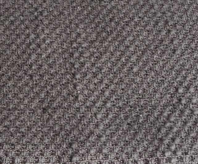 Gewebe, Artikelname: Linum, Artikelnummer: 216, Foto siehe Anlage,
- als Meterware,
- mit einer Breite von mehr als 30 cm,
- lt. Untersuchungsergebnis:
-- aus 53 GHT synthetischen Spinnfasern (Polyester-Spinnfasern), 2 GHT künstlichen Spinnfasern
   (lt. Antrag Viskose), 25,1 GHT Baumwolle und 19,9 GHT synthetischen Filamenten (lt. Antrag
   Polyester),
-- mit einem Quadratmetergewicht von 444 g,
-- gefärbt,
-- in Musterbindung (andere als Leinwand- oder Köperbindung),
-- in größeren Abständen mit einzelnen, eingesetzten Chenillegarnen; dadurch wird jedoch keine
   samtartige Oberfläche erzeugt (daher kein Chenillegewebe der Position 5801).

"Gewebe aus synthetischen Spinnfasern, mit einem Anteil an diesen Fasern von weniger als 85 GHT,
 hauptsächlich mit Baumwolle gemischt, mit einem Quadratmetergewicht von mehr als 170 g,
 gefärbt, andere als in den Unterpositionen 5514 2100 und 5514 2200 genannte, aus
 Polyester-Spinnfasern"