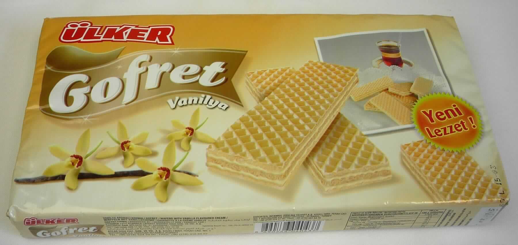 Waffeln mit Vanillegeschmack

Antragsangaben:
404-3 Ülker Gofret Waffeln mit Vanillegeschmack, 220 g

Beschreibung des vorgelegten Warenmusters:
Beigebraune Waffeln (ca. 11,1 cm x 2,6 cm x 1,0 cm) mit einer gelblichweißen Füllung, nach süßen Waffeln 
mit Vanillecreme schmeckend; original verpackt in bunt bedruckter Plastikfolie; der Aufdruck (in Deutsch und verschiedenen Fremdsprachen) enthält den Handelsnamen (siehe Feld 8), Angaben zum Erzeugnis ("Waffeln 
mit Vanillecreme; 220 g") und zu den Zutaten (siehe Feld 8).
 
Wassergehalt: 10 GHT oder weniger (nach Warenbeschaffenheit)
Stärke/Glucose*: 25 bis weniger als 50 GHT
Saccharose/Invertzucker/Isoglucose**: 5 bis weniger als 30 GHT
Milchfett***: weniger als 1,5 GHT
Milchprotein***: weniger als 2,5 GHT

*: festgestellt gemäß VO (EG) 900/2008, VO (EU) 118/2010
**: festgestellt gemäß VO (EG) 900/2008
***: abgeleitet aus den Analysedaten in Verbindung mit der Zutatenliste

Backware, Waffel mit einem Wassergehalt von 10 GHT oder weniger, nicht mit Schokolade oder kakaohaltigen Überzugsmassen überzogen oder bedeckt, nicht gesalzen