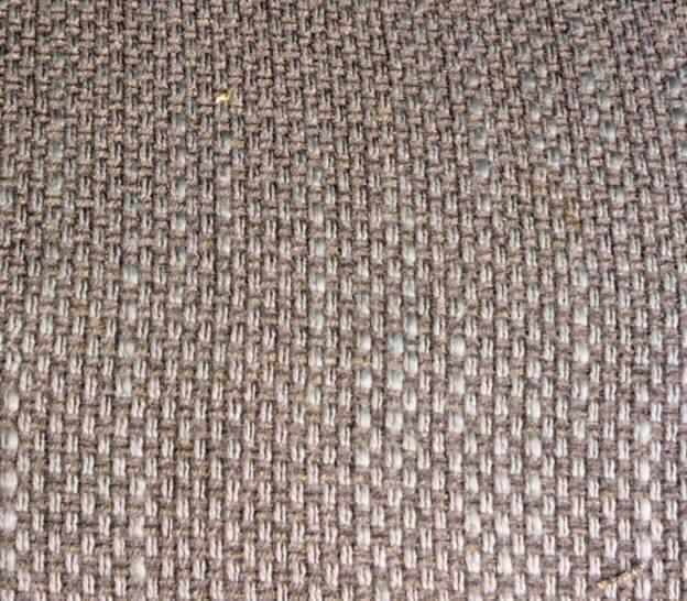 Gewebe, Artikelname: Linum, Artikelnummer: 14, Foto siehe Anlage,
- als Meterware,
- mit einer Breite von mehr als 30 cm,
- lt. Untersuchungsergebnis:
-- aus 53 GHT synthetischen Spinnfasern (Polyester-Spinnfasern), 2 GHT künstlichen Spinnfasern
   (lt. Antrag Viskose), 25,1 GHT Baumwolle und 19,9 GHT synthetischen Filamenten (lt. Antrag
   Polyester),
-- mit einem Quadratmetergewicht von 444 g,
-- buntgewebt,
-- in Musterbindung (andere als Leinwand- oder Köperbindung),
-- in größeren Abständen mit einzelnen, eingesetzten Chenillegarnen; dadurch wird jedoch keine
   samtartige Oberfläche erzeugt (daher kein Chenillegewebe der Position 5801).

"Gewebe aus synthetischen Spinnfasern, mit einem Anteil an diesen Fasern von weniger als 85 GHT,
 hauptsächlich mit Baumwolle gemischt, mit einem Quadratmetergewicht von mehr als 170 g,
 buntgewebt, andere als in den Unterpositionen 5514 3010 und 5514 3030 genannte, aus
 Polyester-Spinnfasern"