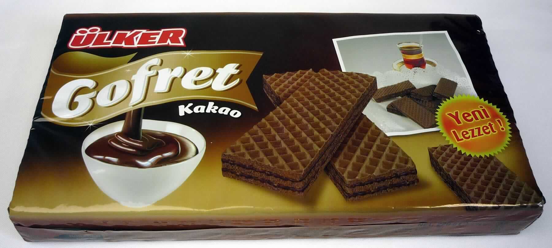 Waffeln mit Kakaocreme

Antragsangaben:
404-2 Ülker Gofret Waffeln mit Kakaocreme, 220 g

Beschreibung des vorgelegten Warenmusters:
Kakaobraune Waffeln (ca. 11,1 cm x 2,6 cm x 1,0 cm) mit kakaobrauner Füllung, nach süßen Waffeln mit Kakaocreme schmeckend; original verpackt in bunt bedruckter Plastikfolie; der Aufdruck (in Deutsch und verschiedenen Fremdsprachen) enthält den Handelsnamen (siehe Feld 8), Angaben zum Erzeugnis ("Waffeln 
mit Kakaocreme; 220 g") und zu den Zutaten (siehe Feld 8).
 
Wassergehalt: 10 GHT oder weniger (nach Warenbeschaffenheit)
Stärke/Glucose*: 25 bis weniger als 50 GHT
Saccharose/Invertzucker/Isoglucose**: 30 bis weniger als 50 GHT
Milchfett***: weniger als 1,5 GHT
Milchprotein***: weniger als 2,5 GHT

*: festgestellt gemäß VO (EG) 900/2008, VO (EU) 118/2010
**: festgestellt gemäß VO (EG) 900/2008
***: abgeleitet aus den Analysedaten in Verbindung mit der Zutatenliste

Backware, Waffel mit einem Wassergehalt von 10 GHT oder weniger, nicht mit Schokolade oder kakaohaltigen Überzugsmassen überzogen oder bedeckt, nicht gesalzen