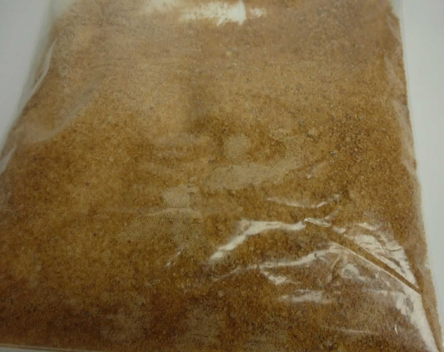 Rohzucker, ohne Zusatz von Aroma- oder Farbstoffen; Rohrzucker

Bei der vorgelegten Warenprobe handelt es sich um ein hellbraunes, teils körniges Pulver, lose verpackt in einem Folienbeutel. 

Nach den als zutreffend unterstellten Angaben des Antragstellers zum Erzeugnis handelt es sich zolltariflich um Rohzucker, ohne Zusatz von Aroma- oder Farbstoffen; Rohrzucker im Sinne der Unterpositions-Anmerkung 2 zu diesem Kapitel, anderer (als zur Raffination bestimmt), der in die Unterposition 1701 1390 der Kombinierten Nomenklatur einzureihen ist.