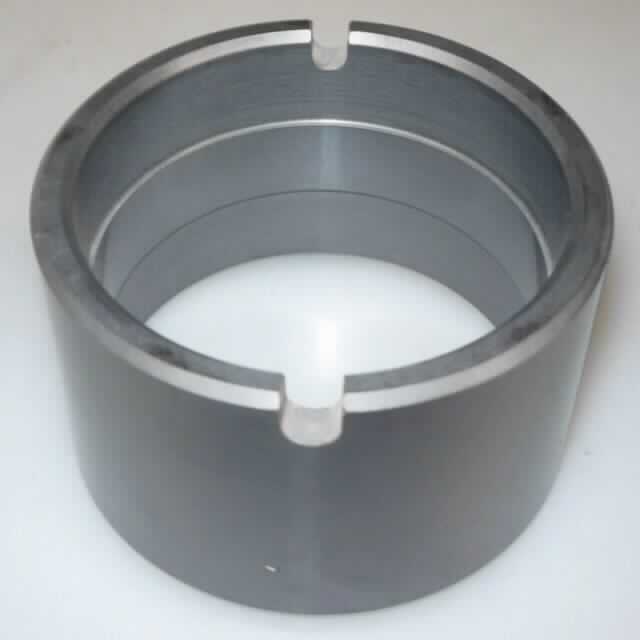 Keramische Ware zu technischen Zwecken, sog. Lagerbuchse, Art. 48x58x35 SIC GES, Foto siehe Anlage,
- in Form einer grauen, zylinderförmigen Hülse,
- an einem Ende mit zwei gegenüberliegenden, halbrunden Einkerbungen,
- mit einem Durchmesser (außen) von ca. 5,8 cm,
- mit einer Länge von ca. 3,5 cm,
- nach vorheriger Formgebung keramisch gebrannt, nicht feuerfest,
- aus anderen keramischen Stoffen als Porzellan (laut Antrag aus Siliciumcarbid),
- mit einer Mohsschen Härte von mehr als 9 (laut Antrag),
- zum Einbau in eine Eintauchpumpe vorgesehen,
- keine Einreihung in das Kapitel 84, da als Teil aus keramischen Stoffen ausgenommen.

"Keramische Ware zu technischen Zwecken, nicht aus Porzellan, mit einer Mohsschen Härte von 9 oder mehr"