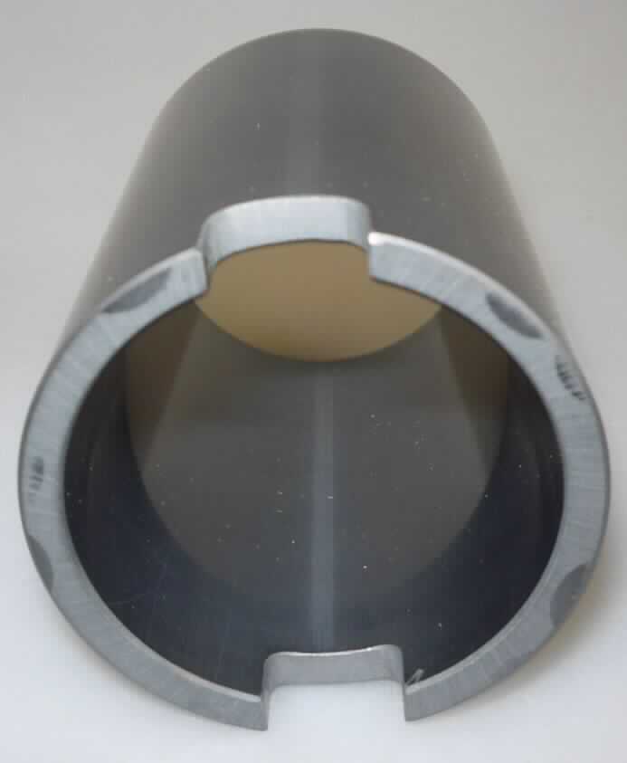 Keramische Ware zu technischen Zwecken, sog. Lagerhülse, Art. 40x48x70 SIC GES, Abbildung siehe Anlage, 
- in Form einer zylinderförmigen Hülse, 
- an einem Rand mit zwei gegenüberliegenden, rechteckigen Einkerbungen, 
- mit einem Durchmesser von ca. 4,8 cm, einer Länge von ca. 7 cm und einer Dicke von ca. 4 mm, 
- nach vorheriger Formgebung keramisch gebrannt, 
- aus anderen keramischen Stoffen als Porzellan (lt. Antrag aus Siliciumcarbid), 
- mit einer Mohsschen Härte von mehr als 9 (lt. Antrag), 
- zur Verwendung in einer Eintauchpumpe, als Gegenpart zur Lagerbuchse, um die Welle der Pumpe in halber 
  Höhe zu stabilisieren, 
- keine Einreihung in das Kapitel 84, da als Teil aus keramischen Stoffen durch Anmerkung 1 b) zu Kapitel 84 
  ausgenommen.

"Keramische Ware zu technischen Zwecken, nicht aus Porzellan, mit einer Mohsschen Härte von 9 oder mehr"