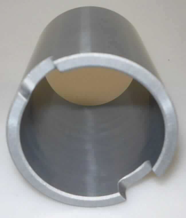 Keramische Ware zu technischen Zwecken, sog. Lagerhülse, Art. 40x48x70 SIC INF, Abbildung siehe Anlage, 
- in Form einer zylinderförmigen Hülse, 
- an einem Rand mit zwei gegenüberliegenden, rechteckigen Einkerbungen, 
- mit einem Durchmesser von ca. 4,8 cm, einer Länge von ca. 7 cm und einer Dicke von ca. 4 mm, 
- nach vorheriger Formgebung keramisch gebrannt, 
- aus anderen keramischen Stoffen als Porzellan (lt. Antrag aus überwiegend -88%- Siliciumcarbid), 
- mit einer Mohsschen Härte von mehr als 9 (lt. Antrag), 
- zur Verwendung in einer Eintauchpumpe, als Gegenpart zur Lagerbuchse, um die Welle der Pumpe in halber 
  Höhe zu stabilisieren, 
- keine Einreihung in das Kapitel 84, da als Teil aus keramischen Stoffen durch Anmerkung 1 b) zu Kapitel 84 
  ausgenommen.

"Keramische Ware zu technischen Zwecken, nicht aus Porzellan, mit einer Mohsschen Härte von 9 oder mehr"