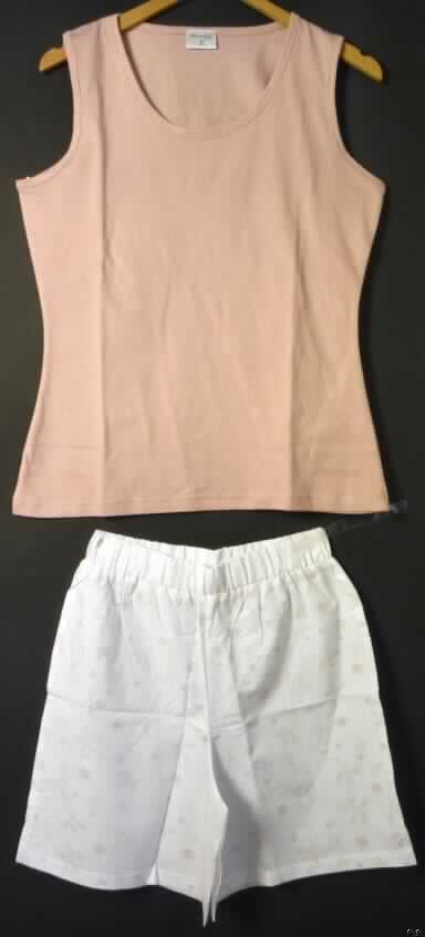 Zweiteilige Zusammenstellung (modisches Unterhemd und kurze Hose), Größe 36/38, Foto siehe Anlage,
- nach Schnitt, Material und Ausstattung nicht erkennbar dazu bestimmt, ausschließlich oder im 
  Wesentlichen als Nachtkleidung im Bett getragen zu werden, somit kein Schlafanzug,
- keine Kombination, u.a. da ein Kleidungsstück der Position 6109 (modisches Unterhemd) 
  nicht als Bestandteil einer Kombination zugelassen ist,
- kurze Hose: 
-- aus 0,3 mm dicken, bedruckten Geweben (florale Motive, nicht nach dem Batik-Verfahren)
   aus laut Antrag 100% Baumwolle, 
-- in der Taille abschließend; mit einem elastischen Taillenbund,
-- ohne Öffnung und ohne Verschluss; ohne Hinweise auf den Trägerkreis (unisex),
-- mit floralen Motiven bedruckt,
-- mit kurzen Hosenbeinen (Seitenlänge: 42 cm),
-- an den Beinabschlüssen gesäumt.

"Kurze Hose, aus Geweben, für Frauen, aus Baumwolle, nicht nach dem Batik-Verfahren handbedruckt"