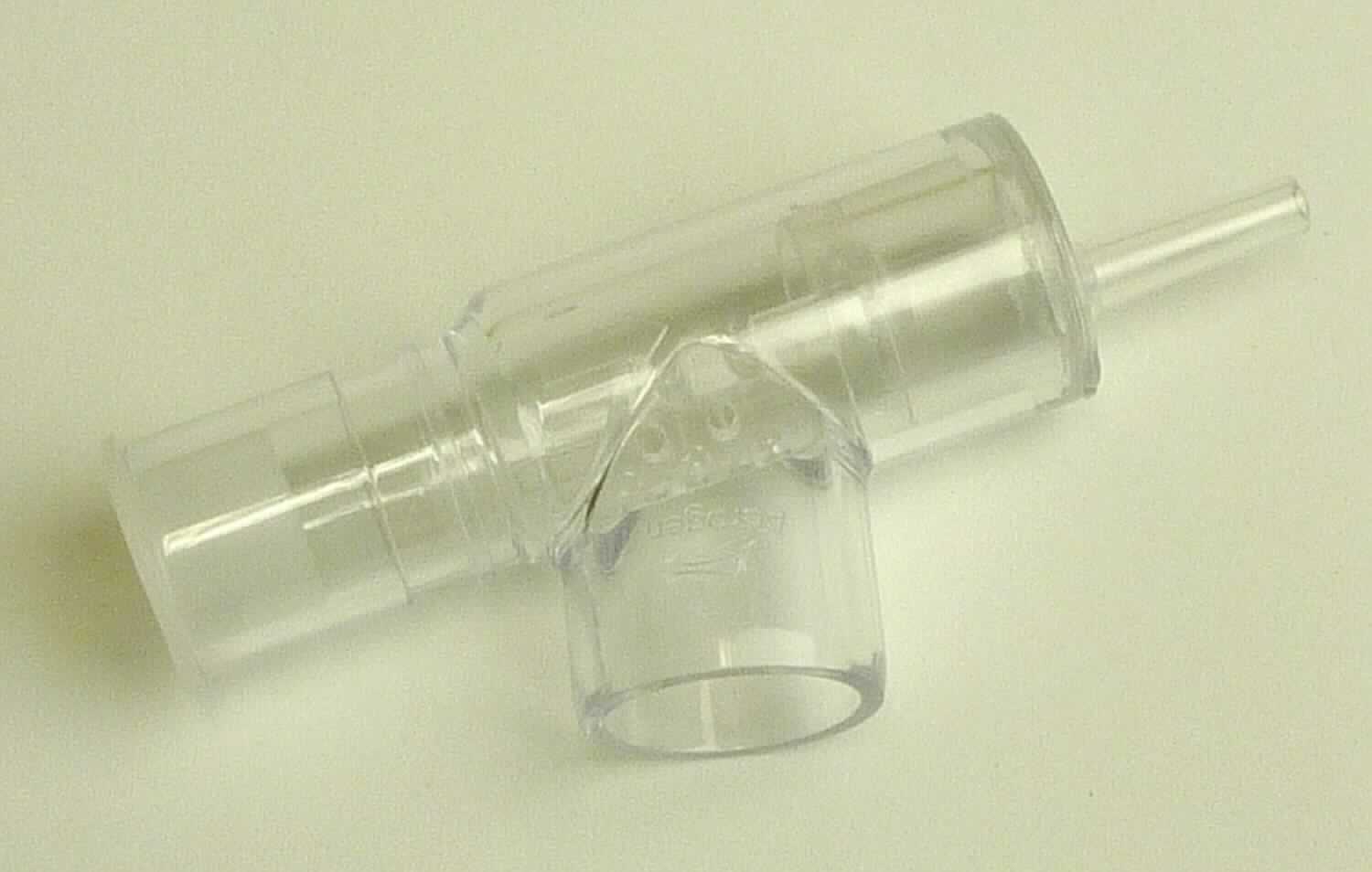 Sog. Vapotherm Aerosol Adapter, in Form eines ca. 11 cm langen Verbindungsstücks aus Kunststoff, annähernd T-förmig mit einem konisch zulaufenden Ansschlussstutzen für eine Nasenkanüle, einem 22 mm Anschluss für die Zuleitung, welcher mit einem Stopfen mit einer im Durchmesser ca. 5 mm messenden Öffnung versehen ist und einem 26 mm Anschluss mit siebartigem Einsatz. Die Vorrichtung verfügt über einen weiteren speziell geformten Einsatz und ist mit diversen Abstufungen versehen. 
Zur äußeren Form siehe Abbildung in der Anlage. 
Die Ware dient der Zuführung von vernebelten Arzneimitteln in den Gasstrom eines bestimmten Atmungstherapiegerätes (nicht Gegenstand dieser Auskunft).
Sie wird als "Zubehör, erkennbar hauptsächlich für ein Atmungstherapiegerät bestimmt" eingereiht.