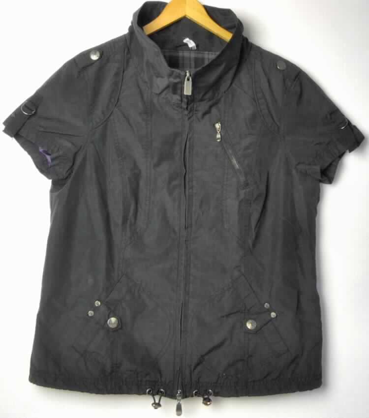 Jacke, sog. Blusenjacke, Größe 40, siehe Foto,
- aus 0,2 mm dicken, einfarbigen Geweben aus laut Antrag 60% Baumwolle und 40% Nylon
  (synthetische Chemiefasern), 
- gefüttert,
- über die Taille reichend (Rückenlänge: 61 cm), 
- mit einem Umlegekragen,
- vorn mit einer durchgehenden Öffnung mit Reißverschluss,
- ohne Hinweise auf den Trägerkreis (unisex),
- mit einem Schultersattel; in Bahnen gearbeitet; mit Knopfriegeln verziert,
- mit sehr kurzen Ärmeln (somit kein Blouson der Position 6202); wird üblicherweise nicht
  über jeder anderen Bekleidung getragen und bietet keinen Wetterschutz (somit auch keine
  andere Kleidung der Position 6202),
- vorn mit einer eingesetzten Brusttasche und zwei aufgesetzten Taschen unterhalb der Taille 
  (u. a. somit keine Kleidung der Position 6206),
- am unteren Rand mit einem Tunnelzug,
- keine Arbeits- und Berufskleidung; nicht handbeduckt.

"Jacke aus Geweben, für Frauen, aus Baumwolle,  keine Arbeits- und Berufskleidung, nicht
nach dem Batikverfahren handbedruckt"