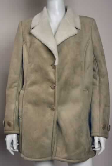 Kurzmantel, sog. Damenjacke, Größe 38, Foto siehe Anlage,
- aus etwa 4,5 mm dicken, zweilagigen, durch Kleben miteinander verbundenen Flächenerzeugnissen 
  aus laut Antrag 100% Polyester (synthetische Chemiefasern) mit einer Außenlage aus geschmirgelten
  Kettengewirken und einer Innenlage aus Plüschgewirken; beide Lagen sind durch Wirken hergestellt 
  (somit keine Kleidung aus Leder des Kapitels 42 und auch keine Ware aus künstlichem Pelzwerk 
  des Kapitels 43),
- ungefüttert,
- über den Schritt, aber nicht bis zur Mitte der Oberschenkel reichend (Rückenlänge: ca. 77 cm); 
  somit kein Mantel,
- mit einem Reverskragen, an dem die Plüschgewirke der Innenlage sichtbar sind,
- vorn mit einer durchgehenden Öffnung mit Knopfverschluss von rechts auf links (Frauenkleidung),
- mit langen Ärmeln, an den Ärmelenden mit knöpfbaren Riegeln zu verengen,
- mit eingesetzten Taschen unterhalb der Taille,
- mit einem geraden Abschluss am unteren Rand,
- wird im Allgemeinen über jeder anderen Kleidung und zum Schutz gegen das Wetter getragen, 
  somit keine Jacke der Position 6104.

"Kurzmantel aus Gewirken, für Frauen, aus Chemiefasern"