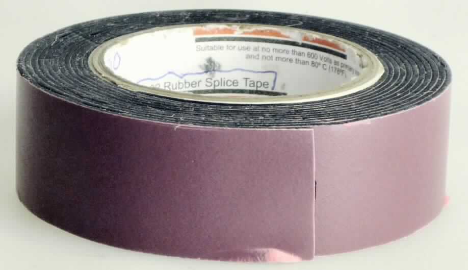 Angaben des Antragstellers:
Kautschuk-Isolierband auf Rollen von 6,7 m Länge mit einer Breite von 19 sowie 38 mm. Das Band besteht aus Kautschuk (Natural Rubber).

Feststellungen an einem Warenmuster:
Schwarzes, elastisches Band, einseitig mit einer rosafarbenen Schutzfolie versehen.