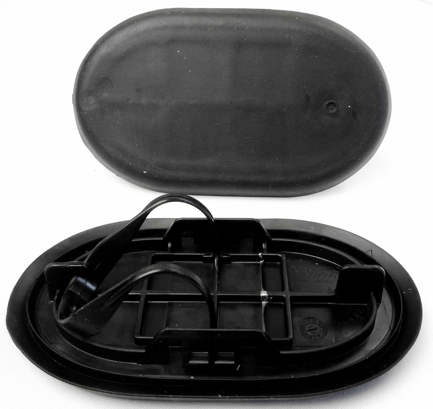 Angaben des Antragstellers:
Boden-Stecker
Verwendungszweck: Die Ware dient der Isolierung von Vibrationen und Lärm. Sie wird in der Radaufhängung im Kfz eingebaut 
Material: Polypropylen, TPE-Rubber

Untersuchungsergebnisse an Warenmustern:
Länglich-ovale Formteile, einseitig mit Halterungen versehen, aus einem schwarzen, harten Material. Die Formteile sind einseitig mit einem schwarzen, elastischen Kautschukmaterial überzogen (Länge: ca. 11,4 cm, Breite: ca. 6,5 cm).

Befund:
Aufgrund der Verwendung als Dämpfer ist der Kautschukanteil für die Ware charakterverleihend. Danach liegt eine andere Kautschukware von der für Kraftfahrzeuge der Positionen 8701 bis 8705 bestimmten Art im Sinne der Unterposition 4016 9957 vor.