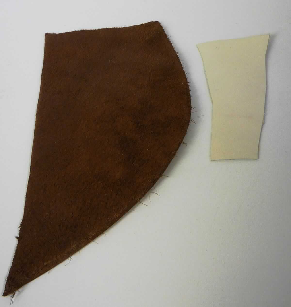Leder vom Kalb, sog. Innenleder, Kalbfutter (beige), Foto siehe Anlage,
- ganze Haut mit einer Oberfläche von 2,6 Quadratmetern oder weniger (laut Antrag),
- Narbenspalt (laut Untersuchungsergebnis),
- enthaart und gegerbt,
- durch Ausrüsten (Bestreichen) der Oberfläche zugerichtet.

"Nach dem Gerben zugerichtetes Leder, vom Kalb, enthaart, kein Leder der Position 4114,
 ganze Haut, Narbenspalt, mit einer Oberfläche von 2,6 Quadratmetern oder weniger, kein Boxcalf"