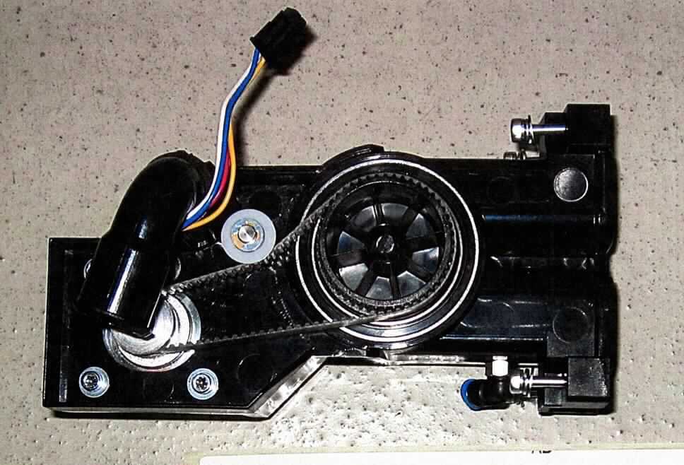 Bei dem Erzeugnis handelt es sich um ein pneumatisches Ventil, im Wesentlichen bestehend aus einem Kunststoffgehäuse mit integrierter Ventiltrommel und Schlauchanschlüssen. Das durch einen Schrittmotor gesteuerte Ventil wird mit Druckluft betrieben und dient zum Fixieren einer Bildplatte in einem Digitizer. 

Das Erzeugnis wird als "Armatur für Rohr- oder Schlauchleitungen, Ventil für pneumatische Energieübertragung, nicht für bestimmte Luftfahrzeuge" eingereiht.