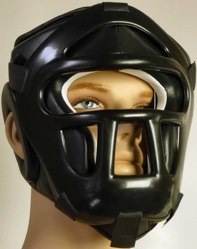 Sicherheitskopfbedeckung, sog. Club Line Head Guard mit Maske, Artikel 5540100, Foto siehe Anlage,
- zusammengesetzte Ware bestehend aus
- - einer Außenseite aus Leder,
- - einer Innenseite aus Kunststoffen,
- - einer dazwischen liegenden Polsterung aus Schaumkunststoff,
- - einem im Bereich der Augen-, Nasen- und Mundaussparung abnehmbar befestigten Kunststoffgitter,
- der Kunststoff bestimmt im Hinblick auf den Umfang und der Bedeutung in Bezug auf die Verwendung
  den Charakter der zusammengesetzten Ware,
- am Hinterkopf mit einem Klettverschluss zur Größenverstellung ausgestattet,
- im Bereich der Ohren mit je einer Aussparung versehen,
- zur Verwendung als Schutzhelm z. B. beim Kampfsport.

"Sicherheitskopfbedeckung, aus Kunststoff"