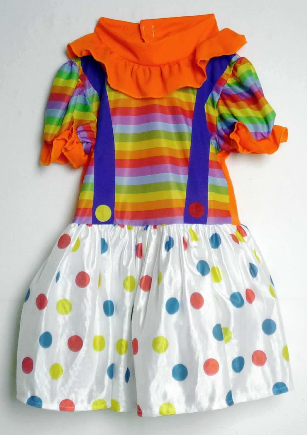 Kinderkostüm Clownsmädchen, Art. 93019, Größe 104, Foto siehe Anlage,
- Warenzusammenstellung, bestehend aus einem Kleid und einem Karnevalsartikel (Haarreif),
- gemeinsam in einem Polybeutel für den Einzelverkauf aufgemacht und zur Befriedigung eines speziellen Bedarfs
  zusammengestellt,
- alle Flächenerzeugnisse aus lt. Antrag 100 % Polyester (synthetische Chemiefasern),
- Kleid:
-- aus ca. 0,3 mm dicken, einfarbigen bzw. bedruckten Gewirken,
-- vorn oberhalb der Taille mit zwei aufgenähten "Hosenträgern" aus Gewirken sowie mit zwei aufgenähten 
   Besätzen aus augenscheinlich Vliesstoffen verziert; im Rockteil mit einer zusätzlichen Lage aus Vliesstoffen 
   versehen,
-- über den halben Oberschenkel reichend (Rückenlänge: ca. 52 cm),
-- mit einem Stehkragen, entlang des Kragens mit volantartigen Zuschnitten aus Gewirken verziert, 
-- hinten mit einer kurzen Öffnung mit Klettverschluss,
-- mit kurzen Ärmeln; an den Ärmelenden elastisch verengt,
-- am unteren Rand durch Umschlagen und Festnähen gesäumt,
-- kann aufgrund der Länge ohne ein weiteres, den Unterkörper bedeckendes Kleidungsstück getragen werden,
-- gehört als Maskenkostüm aus Spinnstoffen nicht zum Warenkreis der Position 9505,
- Karnevalsartikel (Haarreif):
-- ca. 1,5 cm breiter und ca. 35 cm langer, in ein Gewirke aus Spinnstoffen eingenähter Reif aus augenscheinlich 
   Kunststoff, 
-- mit einem stilisierten Hut aus Spinnstoffen versehen
-- wird auf dem Kopf getragen und dient der Verkleidung (z. B. an Karneval),
- das Kleid verleiht der Warenzusammenstellung im Hinblick auf den Umfang und die Verwendung ihren 
  wesentlichen Charakter.

"Kleid, aus Gewirken, für Mädchen, aus synthetischen Chemiefasern"