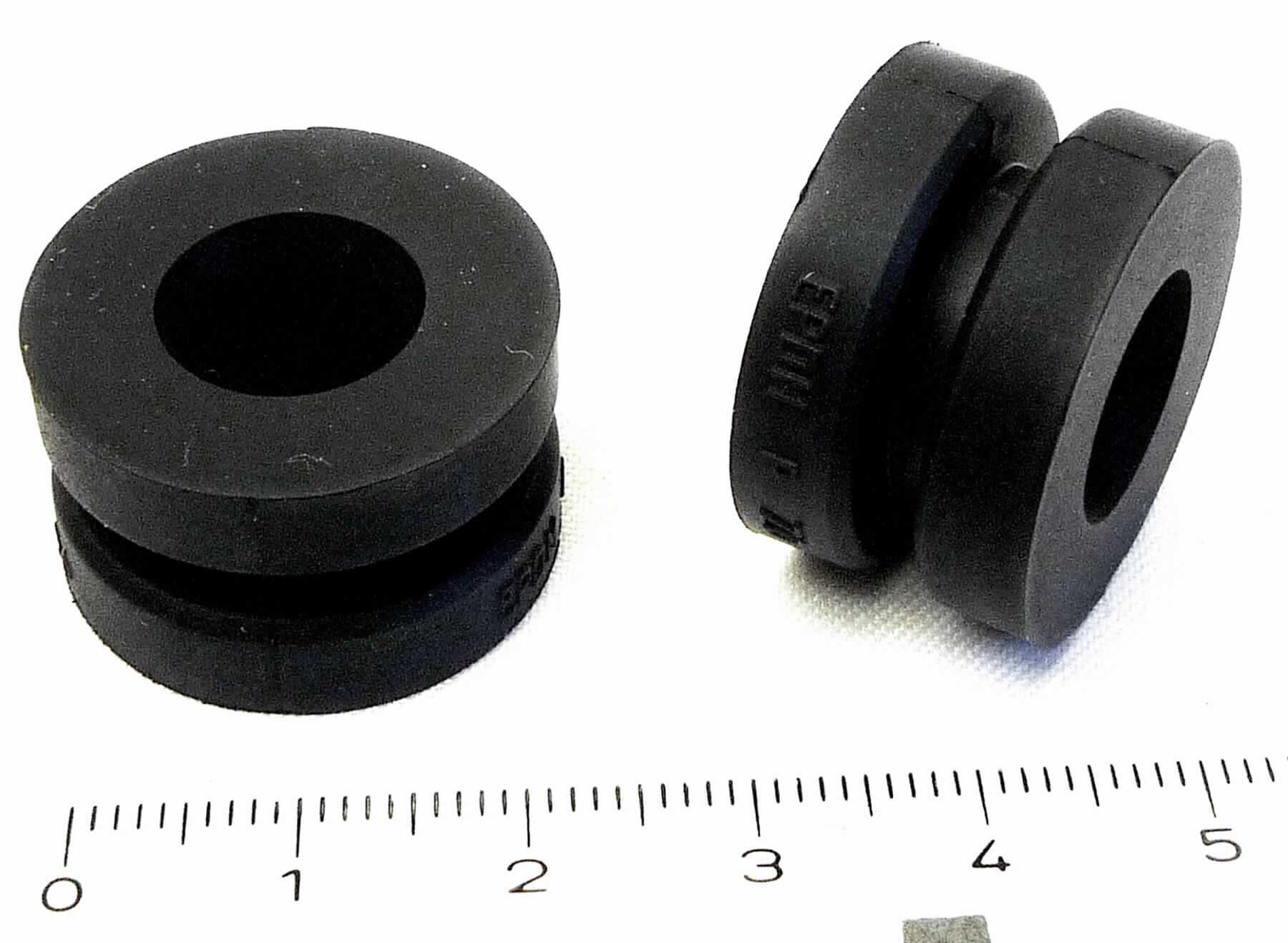 Angaben des Antragstellers:
Tülle
Verwendungszweck: Dichtungsfunktion. Das Teil wird im Ölfiltersystem im Motorraum im Kfz eingebaut.
Material: EPDM-Kautschuk

Untersuchungsergebnisse an Warenmustern:
Ringförmige Formteile mit umlaufender Nut aus einem schwarzen, elastischen Material (Außendurchmesser: ca. 2,4 cm, Innendurchmesser: ca. 1,0 cm; Höhe: ca. 1,5 cm).

Befund:
Es liegt ein Formteil aus Weichkautschuk von der für Kraftfahrzeuge der Positionen 8701 bis 8705 bestimmten Art im Sinne der Unterposition (KN) 4016 9957 vor.
Eine Verwendung als Dichtung ist nicht erkennbar.