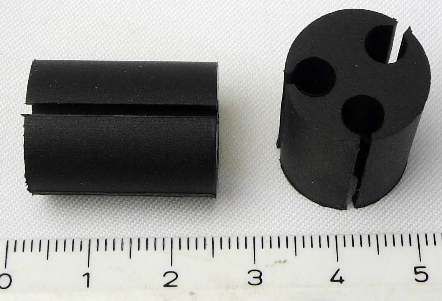 Angaben des Antragstellers:
Buchse
Verwendungszweck: Dichtungsfunktion. Das Teil wird in Luftschläuche im LKW eingebaut.
Material: CR-Kautschuk

Untersuchungsergebnisse an Warenmustern:
Zylinderförmige Formteile mit drei in Längsrichtung verlaufenden, runden, seitlich offenen Bohrungen aus einem schwarzen, elastischen Material (Länge: ca. 2,2 cm, Durchmesser: ca. 1,6 cm).

Befund:
Es liegt ein Formteil aus Weichkautschuk von der für Kraftfahrzeuge der Positionen 8701 bis 8705 bestimmten Art im Sinne der Unterposition (KN) 4016 9957 vor.
Eine Verwendung als Dichtung ist nicht erkennbar.