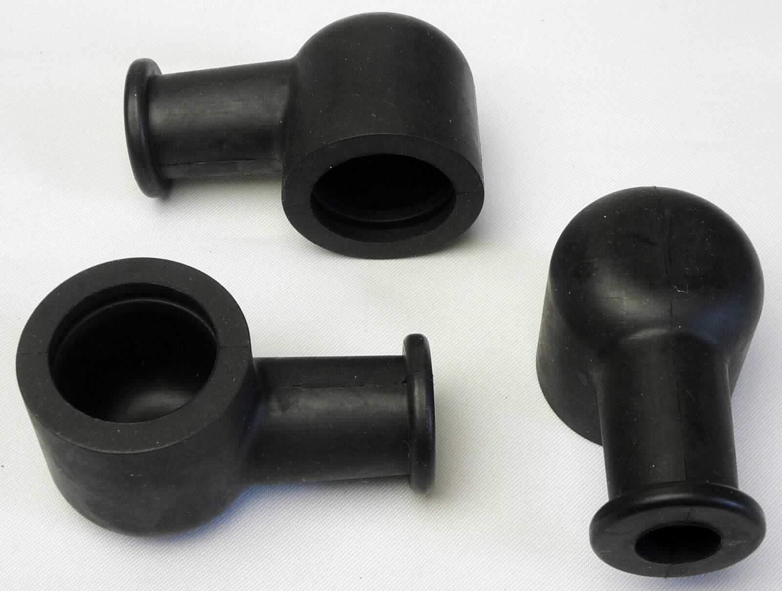Angaben des Antragstellers:
Gummi-Aufsteckkappe
Verwendungszweck: Schutzkappe für elektrische Anschlüsse. Das Teil wird in LKW eingebaut.
Material: CR-Kautschuk

Untersuchungsergebnisse an Warenmustern:
Rechtwinklige, pfeifenförmige Kappen aus einem schwarzen, elastischen Material (Abmessungen: 6,0 x 3,5 cm).

Befund:
Es liegt ein Formteil aus Weichkautschuk von der für Kraftfahrzeuge der Positionen 8701 bis 8705 bestimmten Art im Sinne der Unterposition (KN) 4016 9957 vor.