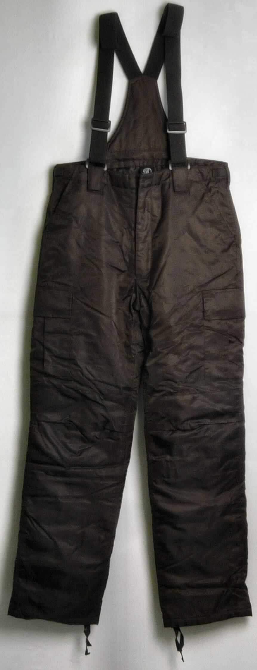 Latzhose, sog. Thermolatzhose für Männer, Größe M, Foto siehe Anlage,
- aus ca. 0,3 mm dicken, einfarbigen Geweben aus laut Antrag 100 % Nylon (synthetische Chemiefasern),
- wattiert gefüttert,
- in der Taille abschließend,
- mit einem abtrennbaren Rückenlatz mit elastischen, längenverstellbaren Hosenträgern,
- vorn mit einer Öffnung mit Reißverschluss und einer Patte mit Knopfverschluss im Taillenbund von links
  über rechts (Männerkleidung),
- mit unterschiedlichen Taschen,
- mit knöchellangen Hosenbeinen; an den Beinabschlüssen mit einem Tunnelzug zu verengen,
- stellt sich als Latzhose dar, somit keine Einreihung in die Unterposition 6203  4319,
- keine Arbeits- und Berufskleidung.

"Latzhose, aus Geweben, für Männer, aus synthetischen Chemiefasern, keine Arbeits- und Berufskleidung"