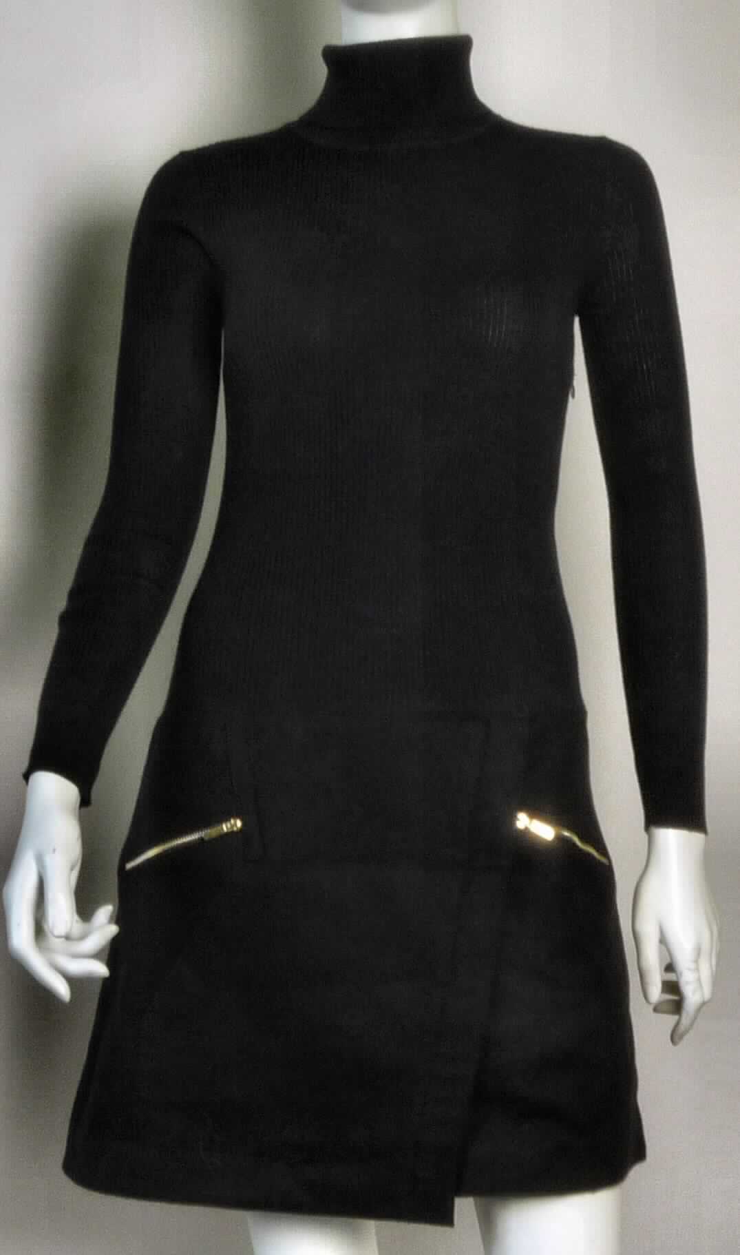 Kleid, Modell Simone-F, Größe 36, Foto siehe Anlage,
- in der Optik eines aus "Rollkragenpullover" und "Wickelrock" bestehenden Kleidungsstücks,
- mit einem Oberteil aus ca. 1,7 mm dicken, einfarbigen, gerippt gewirkten Gewirken aus laut 
  Antrag 100 % Schurwolle,
- mit einem Rockteil aus ca. 1,5 mm dicken, gerauten, einfarbigen Geweben aus laut Antrag 
  90 % Schurwolle und 10 % Kaschmir (feine Tierhaare),
- im Rockteil gefüttert,
- mit einem Rollkragen,
- links mit einer von unterhalb der Achsel bis zum Rockteil reichenden Öffnung mit Reißverschluss,
- mit langen Ärmeln,
- über den halben Oberschenkel reichend (Rückenlänge: ca. 86 cm); kann aufgrund der
  Länge ohne ein weiteres, den Unterkörper bedeckendes Kleidungsstück getragen werden,
- vorn unterhalb der Taille mit zwei eingesetzten Taschen mit Reißverschluss,
- am unteren Rand gesäumt,
- im Hinblick auf das äußere Erscheinungsbild sind die Gewirke und die Gewebe annähernd gleich-
  bedeutend, im Hinblick auf den Umfang herrschen die Gewirke und im Hinblick auf den Wert herr-
  schen die Gewebe vor, somit kann keinem der Flächenerzeugnisse (Gewirke/Gewebe) eine charak-
  terbestimmende Eigenschaft zuerkannt werden und das Kleid ist der von den gleichermaßen in 
  Betracht kommenden Positionen (6104/6204) in der Nomenklatur zuletzt genannten zuzuweisen.

"Kleid, aus Geweben, für Frauen, aus Wolle und feinen Tierhaaren"
