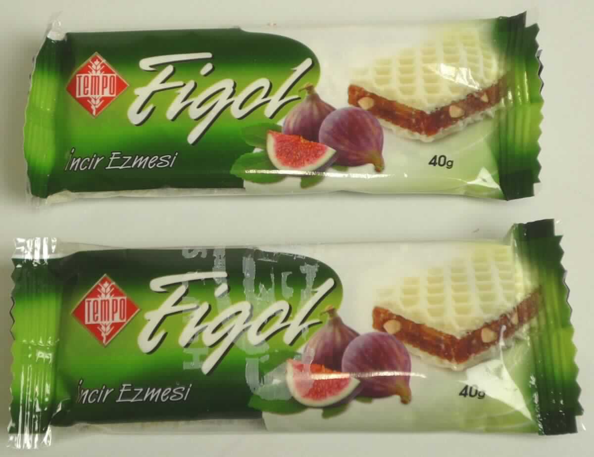 Waffelschnitte mit Feigen- und Haselnussfüllung

Antragsangaben:
Figol 40 g - Feigenpastete mit Haselnuss
Riegelförmige Pastete zwischen oblatenähnlichen Waffeln, nicht gebacken, nicht frittiert

Beschreibung des vorliegenden Warenmusters:
Bunt bedruckter Original-Kunststoffschlauchfolienbeutel, darin ein Riegel (ca. 10,5 cm x 4,3 cm x 1,3 cm) aus zwei hellbeigefarbenen Waffelblättern, die mit einer braunen, klebrigen, weichen, mit Feigenkernen durchsetzten Masse gefüllt sind. Geschmack nach Waffelgebäck mit Feigen und Haselnuss, süß.

Wassergehalt (102 °C; Seesand): mehr als 10 GHT
Milchfett und Milchprotein nach der Zutatenliste nicht enthalten
Stärke/Glucose*: 25 bis weniger als 50 GHT
Saccharose/Invertzucker/Isoglucose**: 5 bis weniger als 30 GHT

*: festgestellt gemäß VO (EG) 900/2008, VO (EU) 118/2010
**: festgestellt gemäß VO (EG) 900/2008

Waffeln, mit einem Wassergehalt von mehr als 10 GHT