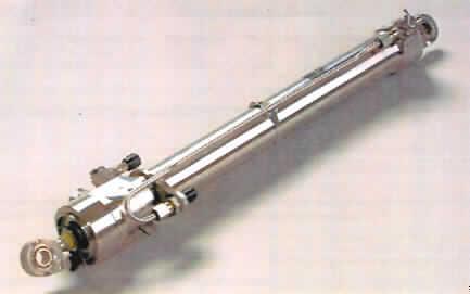 Sog. Frachttürenregler (Hydraulikzylinder)
- aus zylinderförmigem Stahl-Gehäuse, Kolben mit Kolbenstange, Druck-
  und Rücklaufanschlüssen, kugelförmigen Pendellagern, mechanischen und
  elektronischen Schließsystemen (Abbildung siehe Anlage),
- zum Öffnen und Schließen der Frachttüren von zivilen Luftfahrzeugen.

"Hydromotor, linear arbeitend (Zylinder), für zivile Luftfahrzeuge - sog. Frachttürenregler (Hydraulikzylinder)"