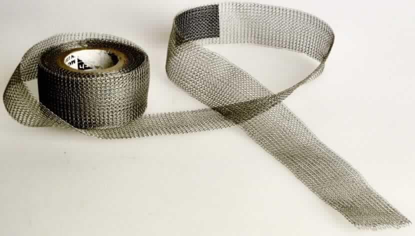 Es handelt sich um "Kupfer-Geflechtbänder" in Schlauchform aus verzinntem Kupfer  (Durchmesser ca. 1 mm). Die 25 mm breiten und 4,6 m langen Erzeugnisse befinden sich auf Rollen und dienen zur Abschirmung von Kabeln und Leitungen und zur einfachen Umschließung unregelmäßiger Formen. 
- Antragstellerangaben - 

Abbildung siehe Anlage.

Derartige Erzeugnisse gehören als "Geflechte, aus Kupferdraht mit einem größten Durchmesser von 6 mm oder weniger" in die Codenummer 7419 9910 00 0 Elektronischen Zolltarifs.