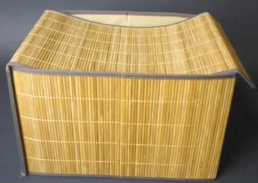 Aufbewahrungsbox aus Flechtstoffen (sog. Bambus Box) 
- zusammenklappbar gestaltet,
- in den Abmessungen (L x B x H) von ca. 40 x 30 x 25 cm,
- an den Außenseiten der Oberseite (Deckel) und der Seitenteile aus pflanzlichen Flechtstoffen 
  hergestellt (aus parallel aneinandergefügten Bambusstreifen (Breite ca. 5 mm), die neben-
  einander gelegt und durch Haltefäden aus Spinnstoffgarnen in Flächenform verbunden sind), 
- an den Rändern der Außenseiten mit einem ca. 1 cm breiten Band aus Spinnstoffgewebe 
  eingefasst, 
- mit einer starren Zwischenlage aus Pappe und einem Innenfutter aus Vliesstoffen 
  (Spinnstoff) versehen,
- mit einer Unterseite aus Spinnstoffgewebe, 
- innen mit einem lose eingelegten Bodenteil aus beidseitig mit Vliesstoffen überzogener
  Pappe verstärkt,
- mit einem aufklappbaren Deckel ausgestattet, der an einer Schmalseite mit zwei 
  Klettverschlüssen geschlossen werden kann,
- ohne Hinweise auf Fertigung in Handarbeit.
Nach Gesamteindruck verleihen die pflanzlichen Flechtstoffe aus Bambus der Ware ihren Charakter.