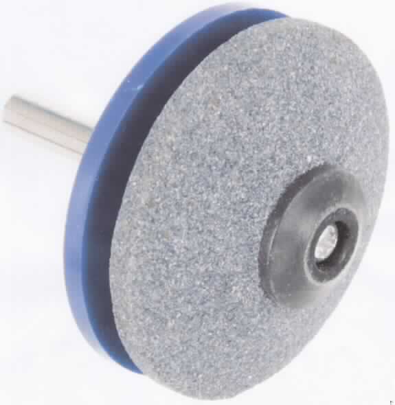 Angaben: Warenbezeichnung: Schärfer für Gartengeräte - Art.: 510814 - Material: Aluminiumoxid - Körnung: 80 - Schaftdurchmesser: 6 mm - Schleifscheibendurchmesser:  51 mm - Sonstiges: Mit diesem Schleifgerät können Gartengeräte perfekt geschärft werden. Der Schleifstein passt auf alle Bohrmaschinen und eignet sich besonders zum Schärfen von Rasenmähermessern, Spaten, Äxten usw..

Feststellungen: Bindemittel: Silikat.

Die Angaben der Antragstellerin werden als zutreffend unterstellt.

Befund: Danach handelt es sich zolltariflich bei dem Artikel um einen Schleifstein, ohne Gestell, zum Schleifen, aus agglomerierten künstlichen Schleifstoffen, mit Teilen aus anderen Stoffen, der Position 6804 des Zolltarifs.