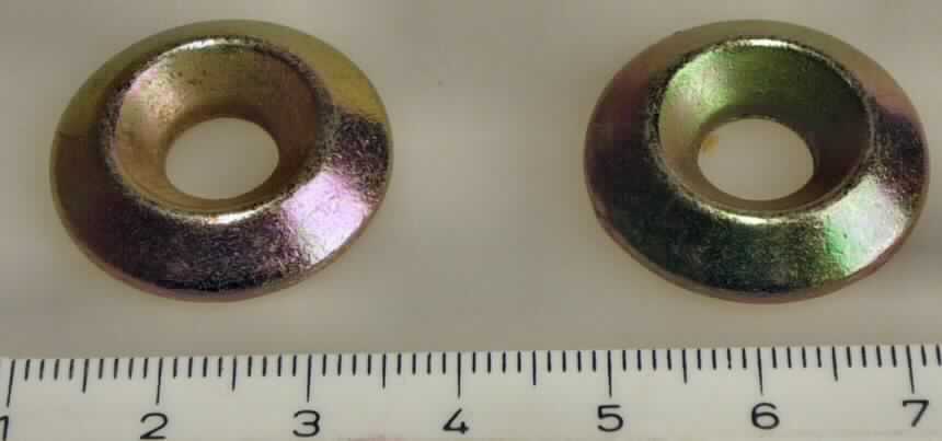 Es handelt sich um geschlossene, ringförmige, im Querschnitt nahezu dreieckförmig gewölbte Erzeugnisse aus verzinktem Stahl (kein nicht rostender Stahl) mit einem Außendurchmesser von 28 mm und einem Lochdurchmesser von 8,7 mm.
Die Erzeugnisse sind zu je 50 Stück in einer Faltschachtel verpackt.
Sie werden als Unterlegscheiben für Schrauben mit Senkkopf verwendet und werden nicht aus Malaysia versandt.
- Antragstellerangaben -

Abbildung siehe Anlage.

Derartige Erzeugnisse gehören als "andere Unterlegscheiben aus Stahl" zum TARIC-Code 7318 2200 98.