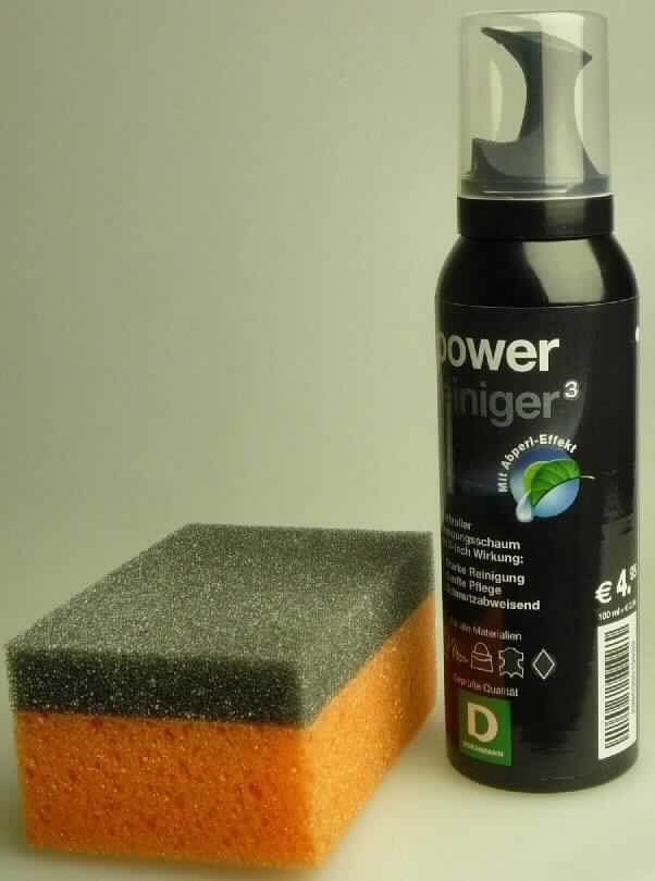 Angaben: power Reiniger, Schuhcreme, Reinigungsschaum mit 3-fach-Wirkung (reinigt, pflegt, entfernt Schmutz und Wasserränder).

Warenbeschreibung: 
Zweiteilige Warenzusammenstellung, bestehend aus einem Schwamm und einem Reinigungsschaum, für den
Einzelverkauf aufgemacht (Blister-/Kartonumverpackung) und zur Befriedigung eines gemeinsamen Bedarfs zusammengestellt,
- das Reinigungsmittel wird auf den Schwamm aufgesprüht, gleichmäßig die gesamte Oberfläche behandelt, trocknen gelassen und anschließend poliert (bei Glattleder),
- bestehend aus:  
-- quaderförmigem Kunststoffschwamm mit härterer und weicherer  Seite (Abmessungen: ca. 10 cm x 6 cm x 4,5 cm),
- 125ml-Sprühdose, gefüllt mit weißem Reinigungsschaum: Kombination aus Reinigungsmittel (Position 3402) und Schuhpflegemittel (Position 3405). Da sowohl der Reinigungs- als auch der Pflegevorgang von gleicher Bedeutung sind, kann kein charakterbestimmender Bestandteil/Verwendungszweck nach AV 3 b) ermittelt werden und die Ware ist unter Anwendung der AV 3c) in die Position 3405 einzureihen.

Befund: Für den Einzelverkauf aufgemachte Warenzusammenstellung aus Reinigungsschaum und Schwamm, im Hinblick auf die Verwendung und den Wert wird der Reinigungsschaum (Schuhpflegemittel) als charakterbestimmend angesehen.