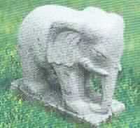 Angaben: Warenbezeichnung: Elefantenskulptur, 208.559 - Bearbeitung: Oberfläche fein gestockt -  Größe: L30 x B14 x H29cm - Material: grauer Granit - Gewicht: 16kg - Sonstiges: handgearbeitet.

Die Angaben der Antragstellerin werden als zutreffend unterstellt.

Befund: Zolltariflich handelt es sich bei der Skulptur um einen bearbeiteten Werkstein der Position 6802 des Zolltarif (handgearbeitet, mit Bildhauerarbeit).