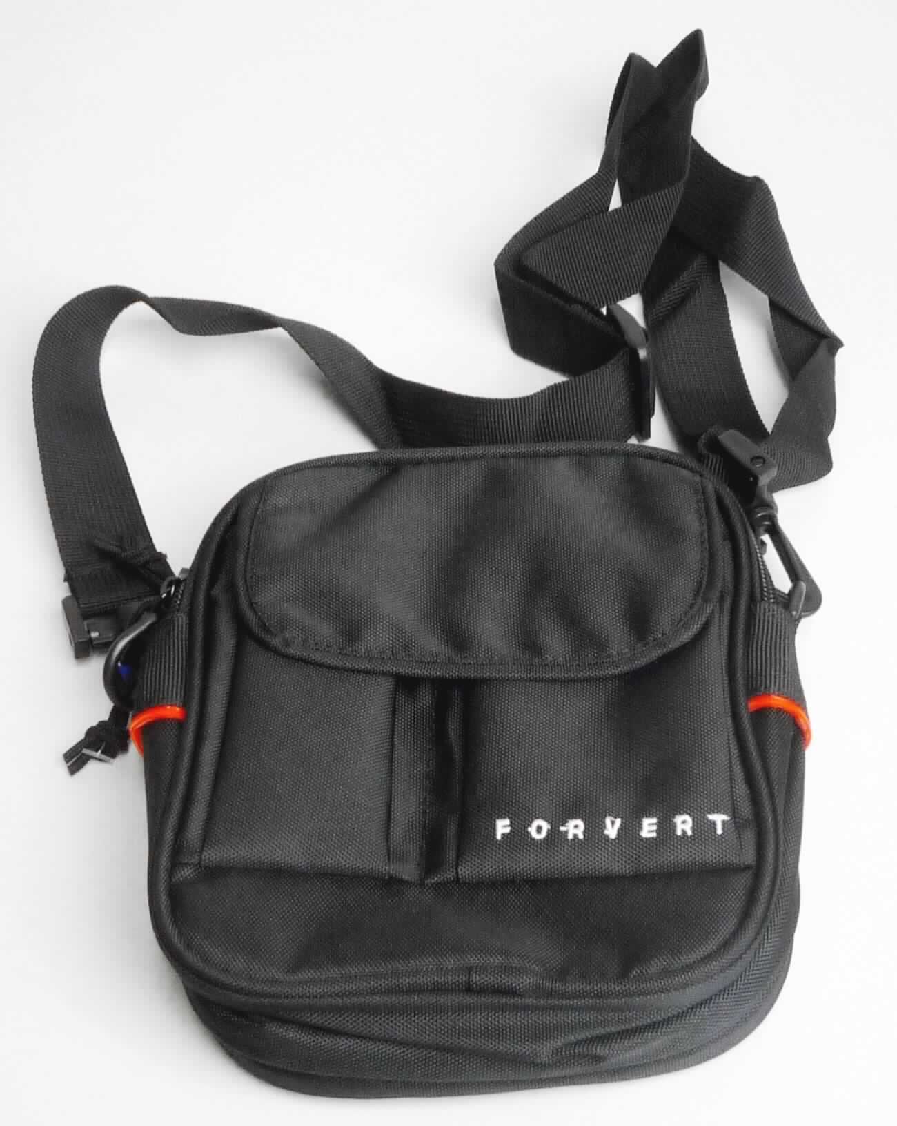 Handtasche, sog. FORVERT-BAG-Umhängetasche, Artikel 890411, Foto siehe Anlage,
- mit einer Außenseite aus Spinnstoffen,
- mit einem abnehmbaren, längenverstellbaren Schultertragegurt,
- mit zwei aufgesetzten Vorfächern mit einer Klettverschlusspatte,
- mit zwei Hauptfächern mit Reißverschluss,
- - beide gefüttert,
- - eines mit einem eingesetzten Reißverschlussfach, das andere mit einem Schlüsselring ausgestattet,
- in den Abmessungen: ca. 18 cm (Breite) x 20 cm (Höhe) x 6 cm (Tiefe),
- ohne Hinweise auf Handarbeit,
- aufgrund der Form, der Größe und des Gesamteindrucks in erster Linie dazu geeignet, kleinere persönliche
  Gegenstände aufzunehmen.

"Handtasche, mit Außenseite aus Spinnstoffen, nicht handgearbeitet"