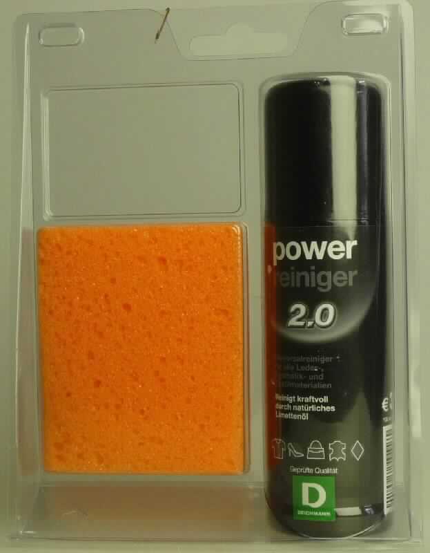 Angaben: power Reiniger 2.0, Schuhcreme, geeignet für alle Leder-, Synthetik- und Textilmaterialien, Universalreiniger mit 3-fach-Wirkung (reinigt, pflegt, entfernt Schmutz und Wasserränder). 

Warenbeschreibung: 
Zweiteilige Warenzusammenstellung, bestehend aus einem Schwamm und einem Reinigungsschaum, für den
Einzelverkauf aufgemacht (Blisterumverpackung) und zur Befriedigung eines gemeinsamen Bedarfs zusammengestellt,
- das Reinigungsmittel wird auf den Schwamm aufgesprüht, eventuell vorhandene Flecken entfernt und anschließend die gesamte Oberfläche behandelt, trocknen gelassen und anschließend poliert (bei Glattleder),  
- bestehend aus:
-- quaderförmigem Kunststoffschwamm (Abmessungen: ca. 9 cm x 7 cm x 2,5 cm),
-- 125ml-Sprühdose, gefüllt mit weißem Reinigungsschaum: Kombination aus Reinigungsmittel (Position 3402) und Schuhpflegemittel (Position 3405). Da sowohl der Reinigungs- als auch der Pflegevorgang von gleicher Bedeutung sind, kann kein charakterbestimmender Bestandteil/Verwendungszweck nach AV 3 b) ermittelt werden und die Ware ist unter Anwendung der AV 3c) in die Position 3405 einzureihen.

Befund: Für den Einzelverkauf aufgemachte Warenzusammenstellung aus Reinigungsschaum und Schwamm, im Hinblick auf die Verwendung und den Wert wird der Reinigungsschaum (Schuhpflegemittel) als charakterbestimmend angesehen.