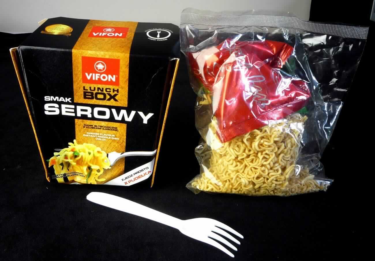 Instant-Nudelsuppe 

Antragsangaben:
Cheese Flavour Instant Noodles - Soup Base 80 g

Beschreibung des vorliegenden Warenmusters:
Nicht bedruckter, farbloser Kunststoffschlauchfolienbeutel, darin zu einem Konus zusammengelegte, 
hellbraune, trockene, sehr brüchige, nach in Fett gerösteten Teigwaren schmeckende Fadennudeln
sowie ein Kunststoffschlauchfolienbeutel, der ein Tütchen mit einer Suppengrundlage und ein Tütchen
mit getrocknetem Gemüse enthält. Das Erzeugnis soll à 200 Stück in Kartons eingeführt und anschließend 
zusammen mit einer Einwegkunststoffgabel in einer Kartonbox verpackt werden.

Es liegt eine zusammengesetzte Ware gem. AV 3b) vor, deren Charakter durch die Nudeln bestimmt wird, 
da diese den größten Teil der Ware ausmachen.

Teigware, durch Frittieren zubereitet und getrocknet, aus Weizenmehl
