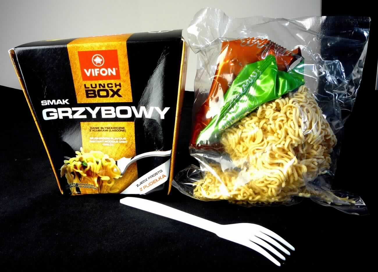 Instant-Nudelsuppe 

Antragsangaben:
Mushroom Flavour Instant Noodles - Soup Base 80 g

Beschreibung des vorliegenden Warenmusters:
Nicht bedruckter, farbloser Kunststoffschlauchfolienbeutel, darin zu einem Konus zusammengelegte, hellbraune, 
trockene, sehr brüchige, nach in Fett geröstete Teigwaren schmeckende Fadennudeln sowie ein Tütchen 
mit einer Suppengrundlage und ein Tütchen mit getrocknetem Gemüse. Das Erzeugnis soll à 200 Stück in 
Kartons eingeführt und anschließend zusammen mit einer Einwegkunststoffgabel in einer Kartonbox verpackt 
werden.

Es liegt eine zusammengesetzte Ware gem AV 3b) vor, deren Charakter durch die Nudeln bestimmt wird, 
da diese den größten Teil der Ware ausmachen.

Teigware, durch Frittieren zubereitet und getrocknet, aus Weizenmehl