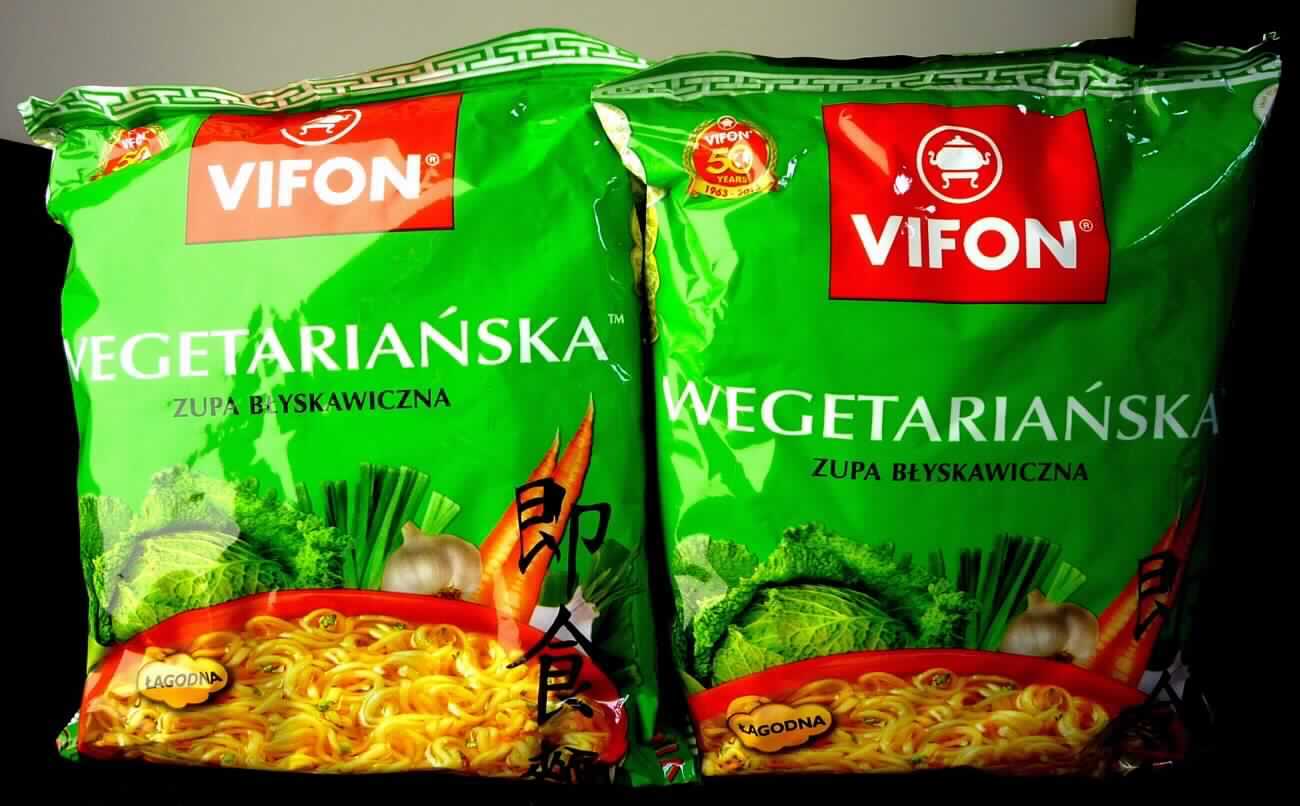 Instant-Nudelsuppe mit Gemüsegeschmack (Neuerteilung der gem. Artikel 9 ZK widerrufenen 
vZTA DE 159/13-1 vom 07.02.2013) 

Antragsangaben:
Vegetarian Flavour Instant Noodle Soup 70 g

Beschreibung des vorliegenden Warenmusters:
Bunt bedruckter Schlauchfolienbeutel; der Aufdruck enthält Angaben zum Erzeugnis (Vegetarian Instant 
Noodle Soup (Mild); 70 g), zu den Zutaten (s. Feld 8) und zur Zubereitung (Inhalt mit 400 ml kochendem 
Wasser übergießen und 3 Minuten ziehen lassen); darin ein Block aus dicht ineinander verschlungenen 
gelblichen, trockenen, sehr brüchigen, nach in Fett gerösteten Teigwaren schmeckende Fadennudeln 
(ca. 11 cm x 9 cm x 2,5 cm), beigelegt in einem Schlauchfolienbeutel ein Tütchen mit einer Suppen-
grundlage, ein Tütchen mit einem Gewürzöl und ein Tütchen mit getrocknetem Gemüse.

Es liegt eine Warenzusammenstellung in Aufmachung für den Einzelverkauf gem. AV 3b) vor, die zur 
Herstellung eines Nudelgerichts vorgesehen ist. Der Charakter wird durch die Nudeln bestimmt, da 
diese den größten Teil der Ware ausmachen.

Teigware, durch Frittieren zubereitet und getrocknet, aus Weizenmehl