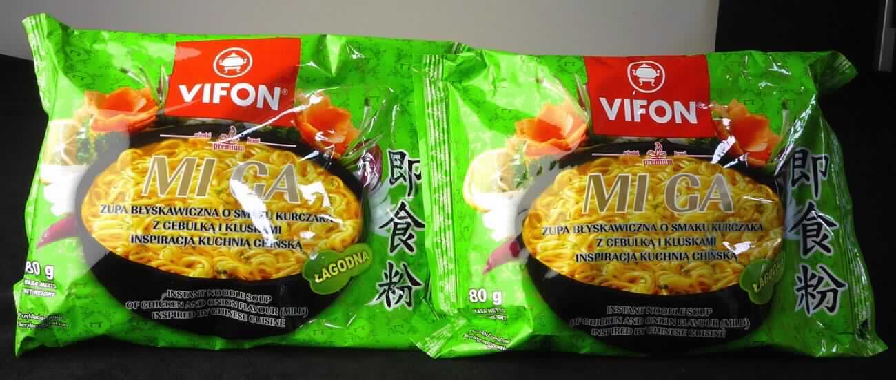 Instant-Nudelsuppe mit Hühnchen- und Zwiebelgeschmack (Neuerteilung der gem. Artikel 9 ZK widerrufenen 
vZTA DE 7181/13-1 vom 23.05.2013) 

Antragsangaben:
Vifon Premium Mi Ga Chicken and Onion Flavour Instant Soup 80 g

Beschreibung des vorliegenden Warenmusters:
Bunt bedruckter Schlauchfolienbeutel; der Aufdruck enthält Angaben zum Erzeugnis (Instant Noodle Soup; 80 g), 
zu den Zutaten (s. Feld 8) und zur Zubereitung (Inhalt mit 400 ml kochendem Wasser übergießen und 3 Minuten 
ziehen lassen); darin ein Block aus dicht ineinander verschlungenen gelblichen, trockenen, sehr brüchigen, nach
in Fett gerösteten Teigwaren schmeckende Fadennudeln  (ca. 11 cm x 9 cm x 2,5 cm), beigelegt in einem 
Schlauchfolienbeutel ein Tütchen mit einer Suppengrundlage, ein Tütchen mit einem Gewürzöl und ein Tütchen 
mit getrocknetem Gemüse.

Es liegt eine Warenzusammenstellung in Aufmachung für den Einzelverkauf gem. AV 3b) vor, die zur Herstellung 
eines Nudelgerichts vorgesehen ist. Der Charakter wird durch die Nudeln bestimmt, da diese den größten Teil der 
Ware ausmachen.

Teigware, durch Frittieren zubereitet und getrocknet, aus Weizenmehl