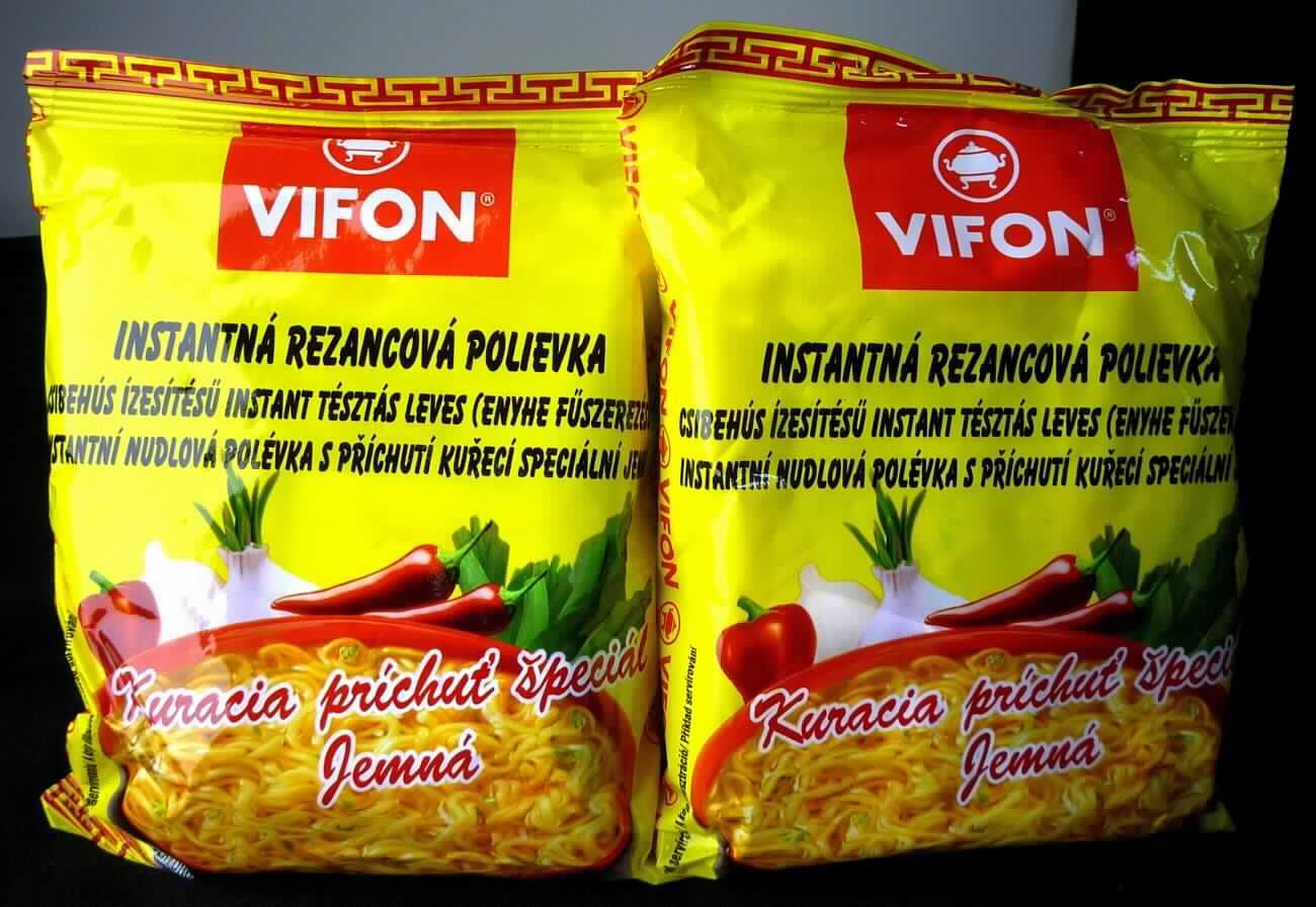 Instant-Nudelsuppe mit Hühnchengeschmack 

Antragsangaben:
Vifon Special Chicken Flavour Instant Noodle Soup 60 g

Beschreibung des vorliegenden Warenmusters:
Bunt bedruckter Schlauchfolienbeutel; der Aufdruck enthält Angaben zum Erzeugnis in osteuropäischen Sprachen 
mit Angaben zu den Zutaten und zur Zubereitung (Inhalt mit 400 ml kochendem Wasser übergießen und 3 Minuten 
ziehen lassen); darin ein Block aus dicht ineinander verschlungenen gelblichen, trockenen, sehr brüchigen, nach 
in Fett gerösteten Teigwaren schmeckende Fadennudeln (ca. 11 cm x 9 cm x 2,5 cm), beigelegt ein Tütchen mit 
einer Suppengrundlage und ein Tütchen mit einem orangefarbenen Gewürzöl.

Es liegt eine Warenzusammenstellung in Aufmachung für den Einzelverkauf gem. AV 3b) vor, die zur Herstellung 
eines Nudelgerichts vorgesehen ist. Der Charakter wird durch die Nudeln bestimmt, da diese den größten Teil der 
Ware ausmachen.

Teigware, durch Frittieren zubereitet und getrocknet, aus Weizenmehl